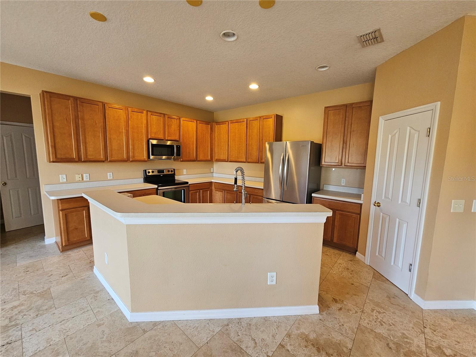 1881 STRATHMORE CIR, MOUNT DORA, FL — photo 10