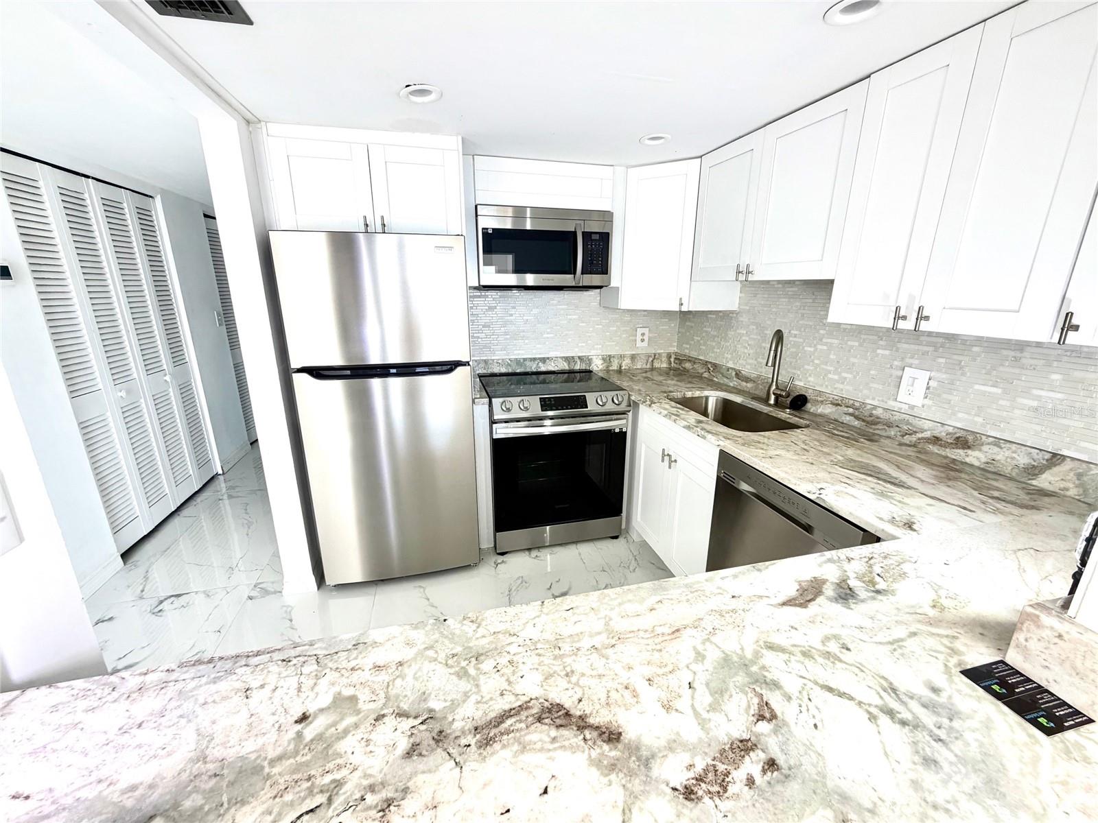 4550 COVE CIR #905, ST PETERSBURG, FL — photo 4