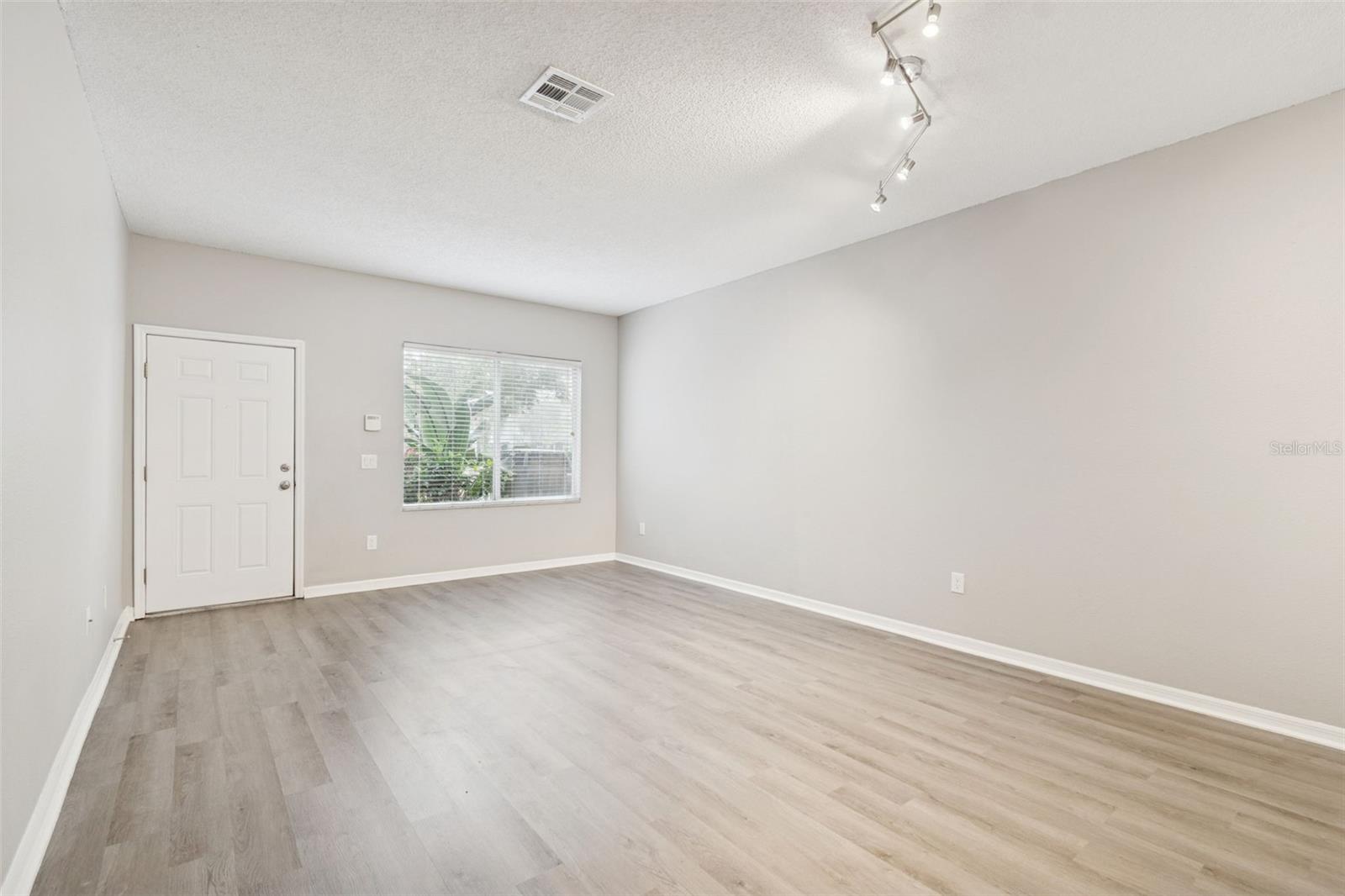 18214 PARADISE POINT DR, TAMPA, FL — photo 8