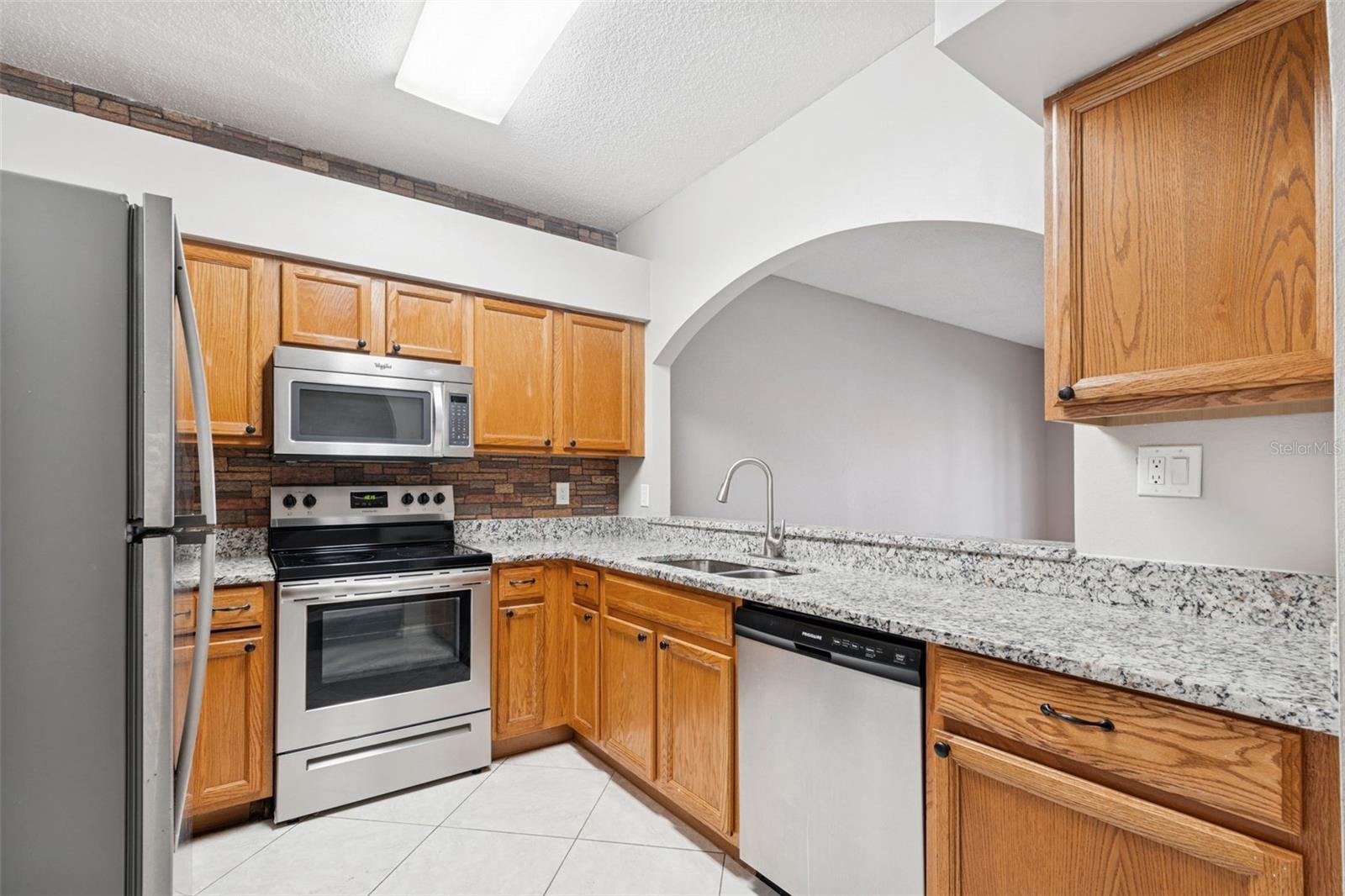 18214 PARADISE POINT DR, TAMPA, FL — photo 9