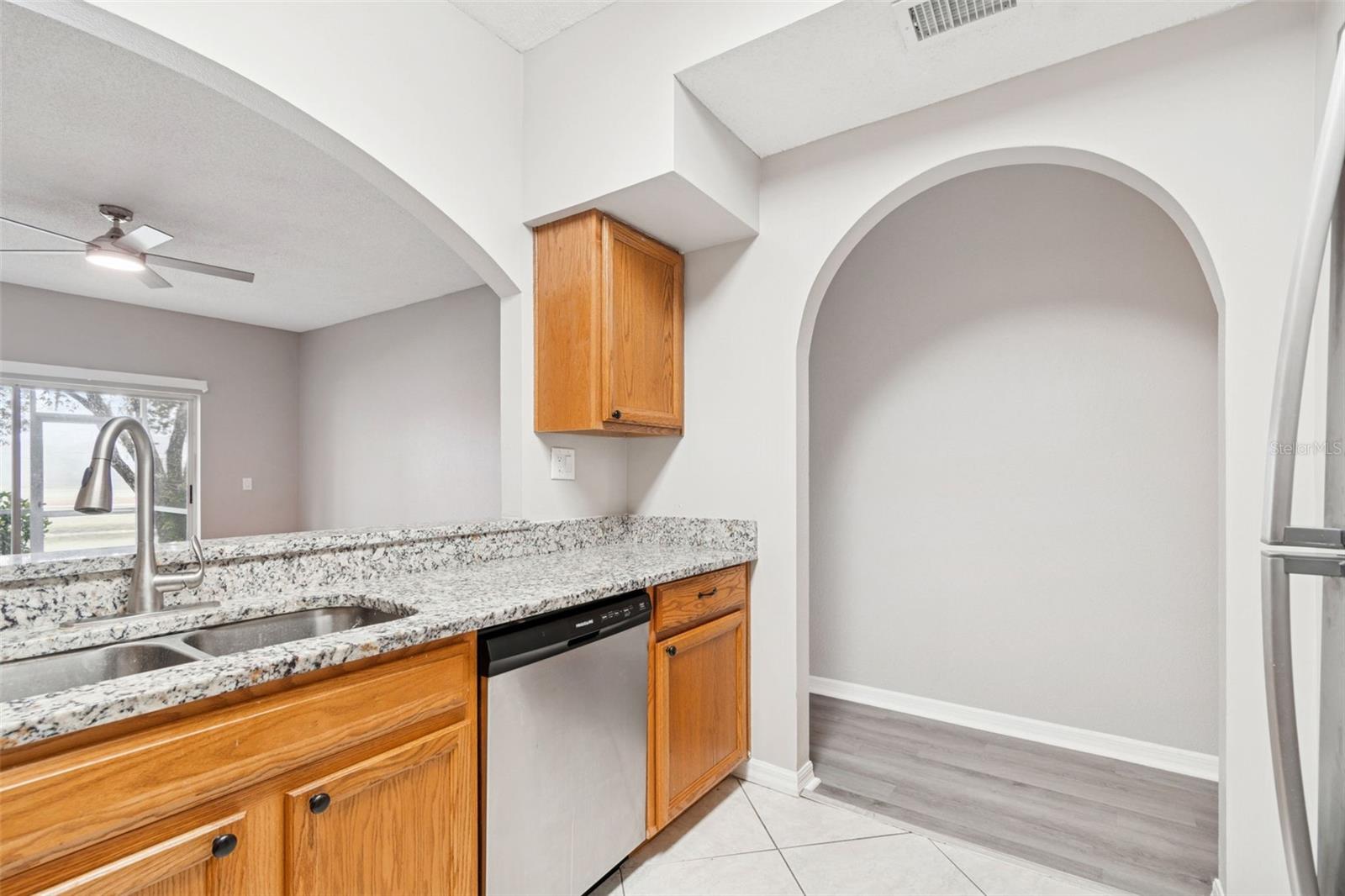 18214 PARADISE POINT DR, TAMPA, FL — photo 10