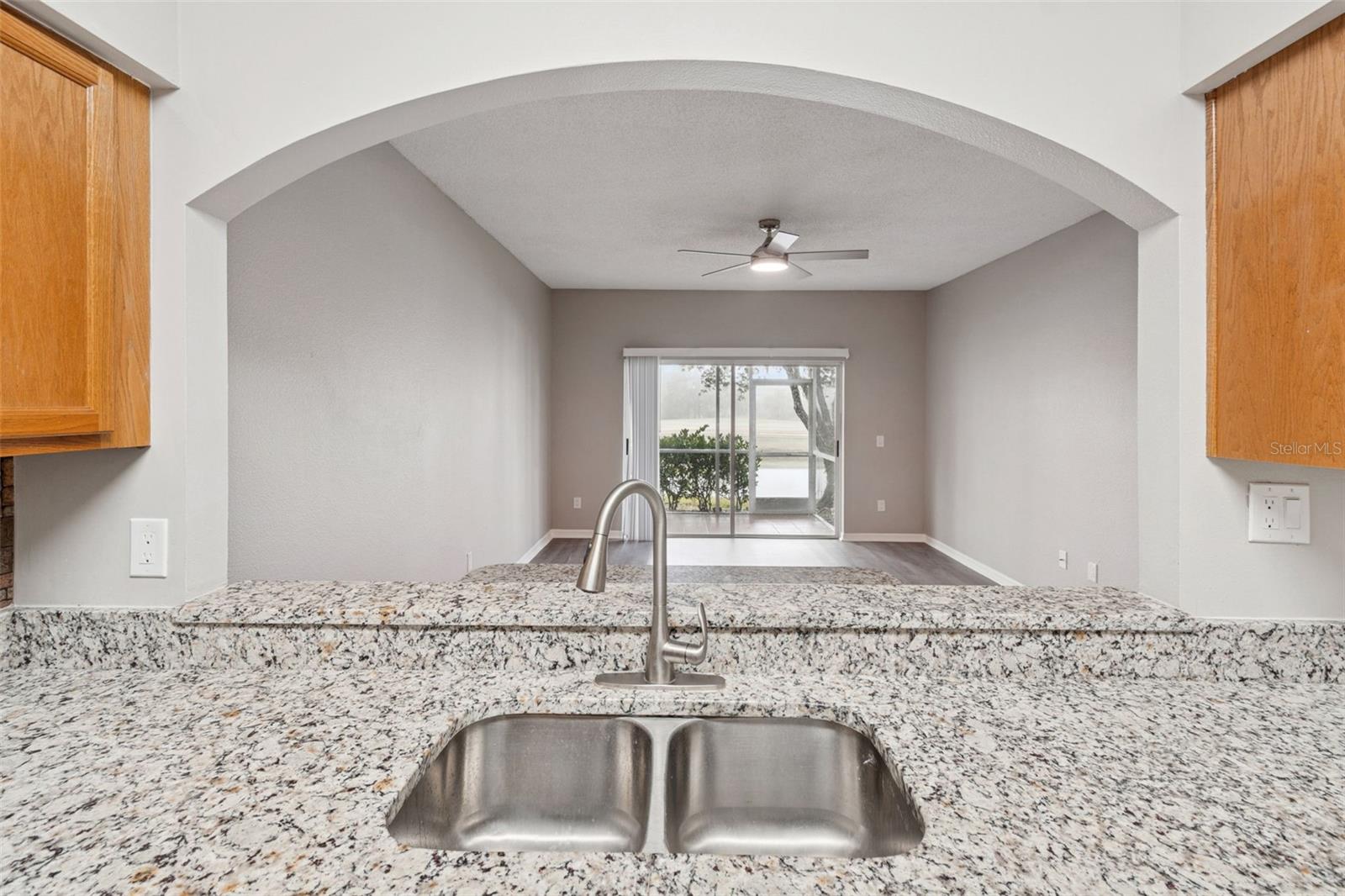 18214 PARADISE POINT DR, TAMPA, FL — photo 11
