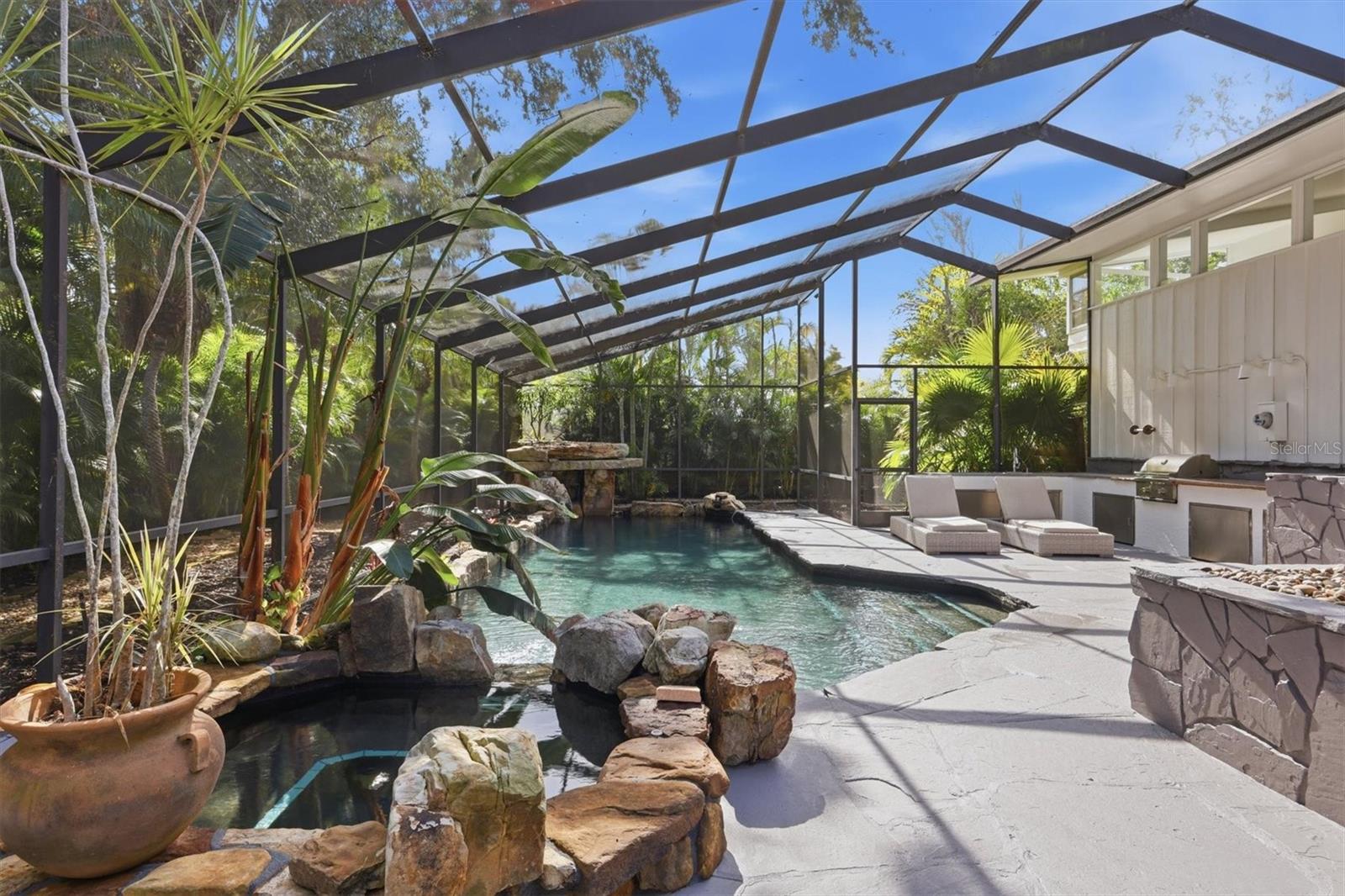425 PARTRIDGE CIR, SARASOTA, FL — photo 39