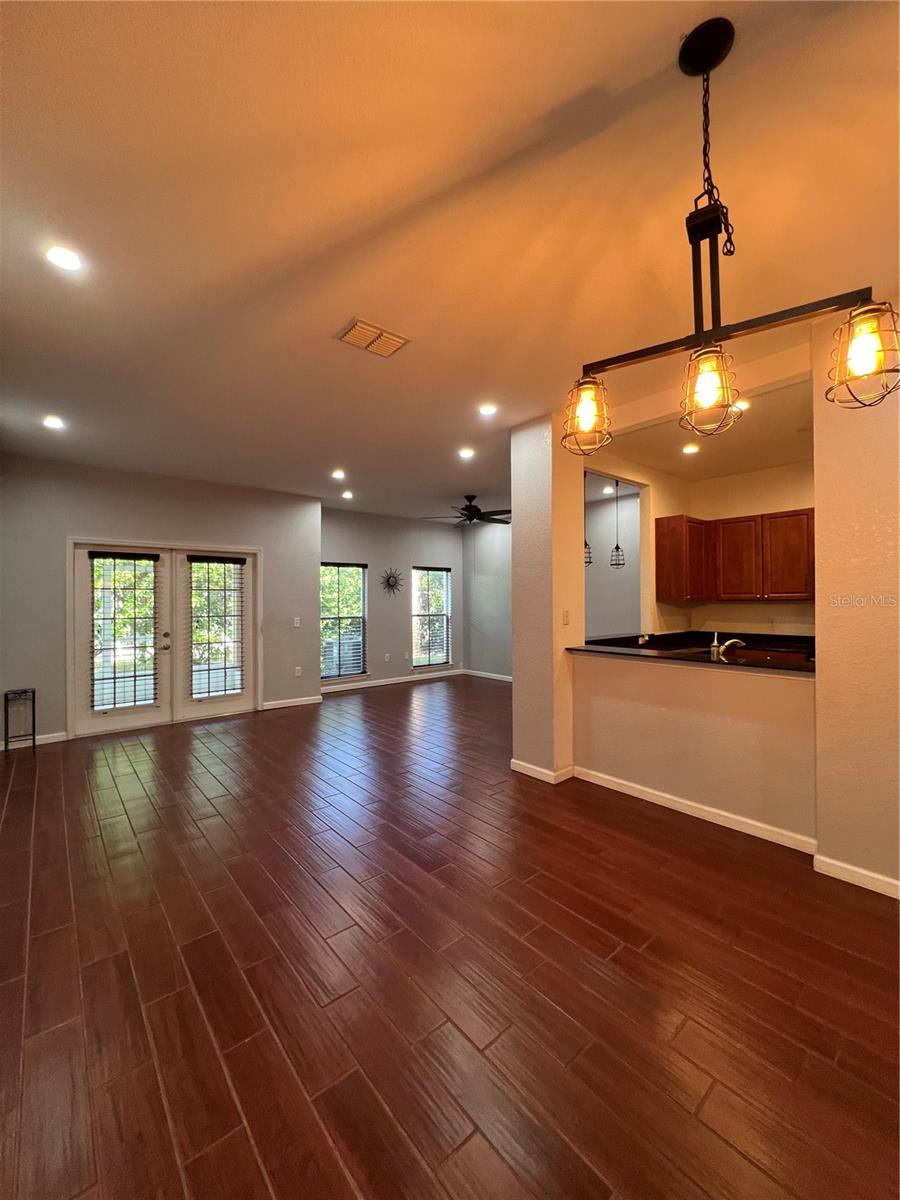 8210 DOWN ROYAL RD, TAMPA, FL — photo 14