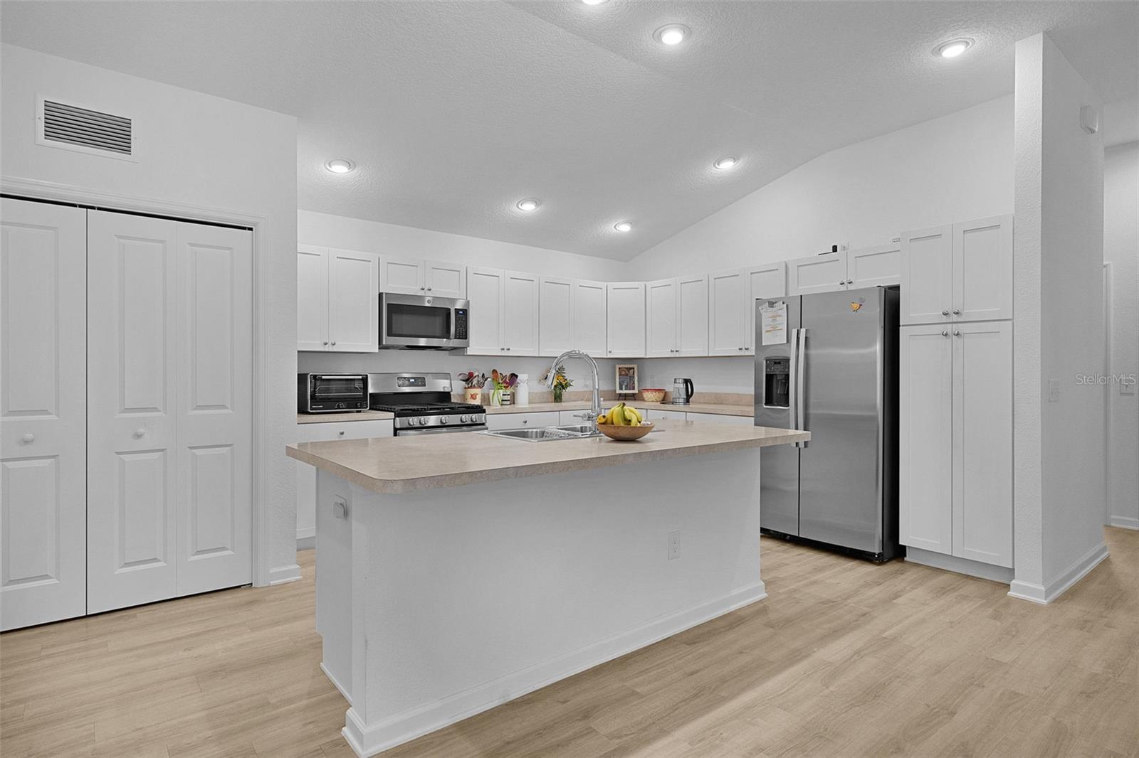 842 SPRING AVE, THE VILLAGES, FL — photo 32