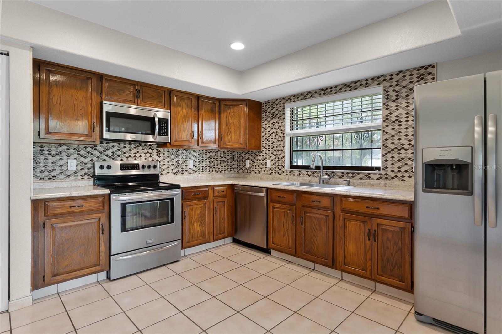 8208 LA SERENA DR, TAMPA, FL — photo 4