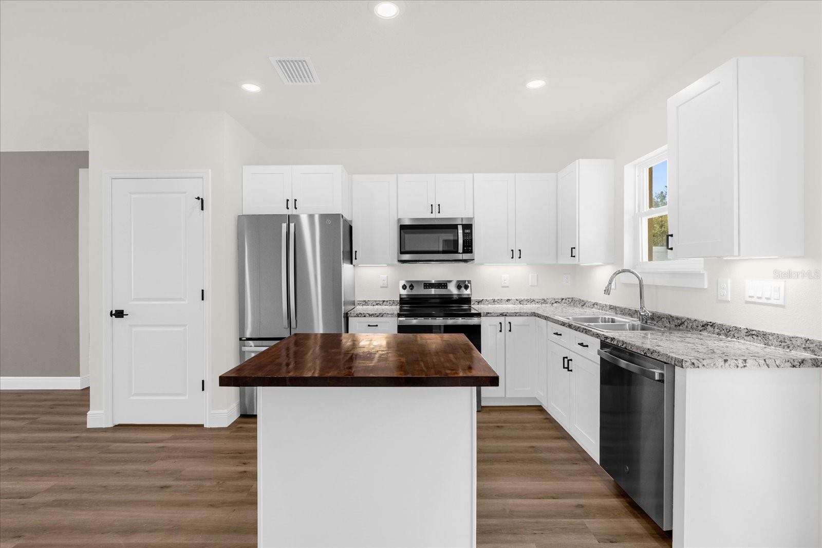 16440 SE 87TH CT, SUMMERFIELD, FL — photo 12