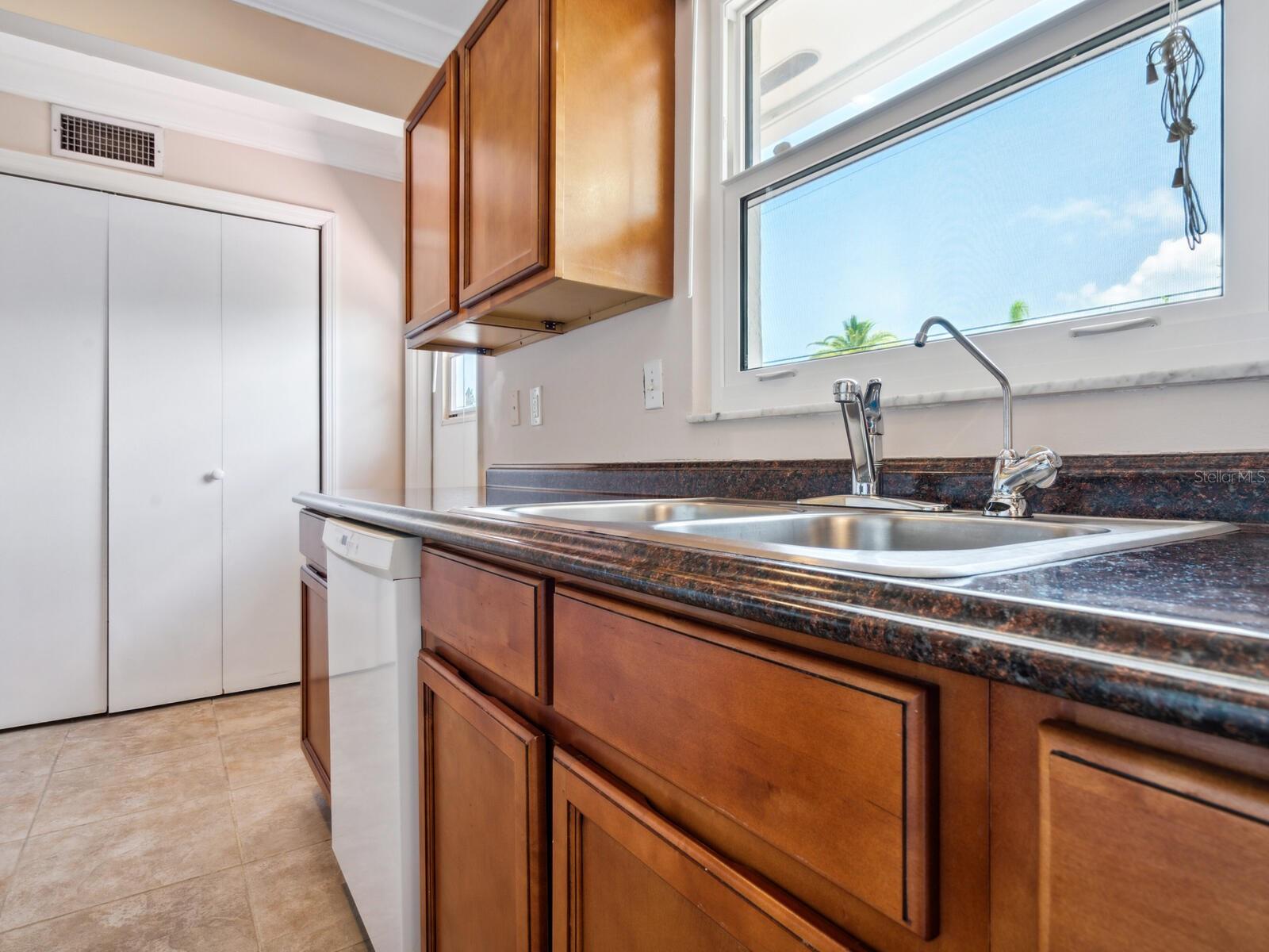 2153 PUEBLO CIR #V14, SARASOTA, FL — photo 11