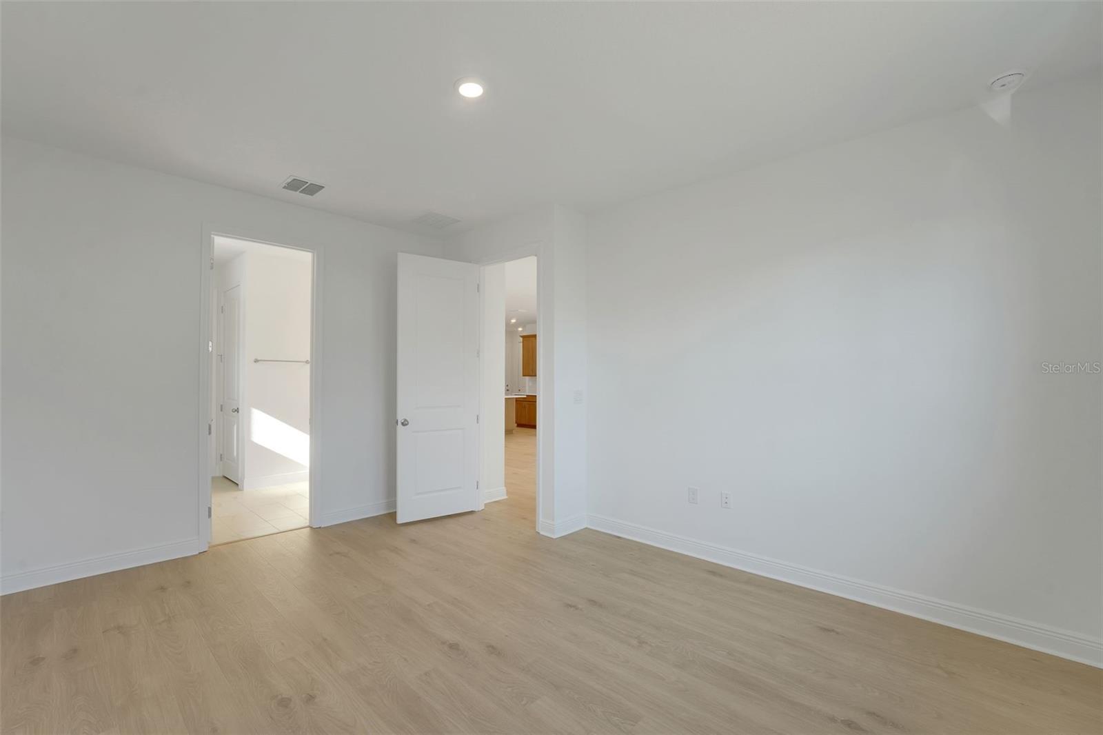999 FIESTA KEY CIR, LADY LAKE, FL — photo 31