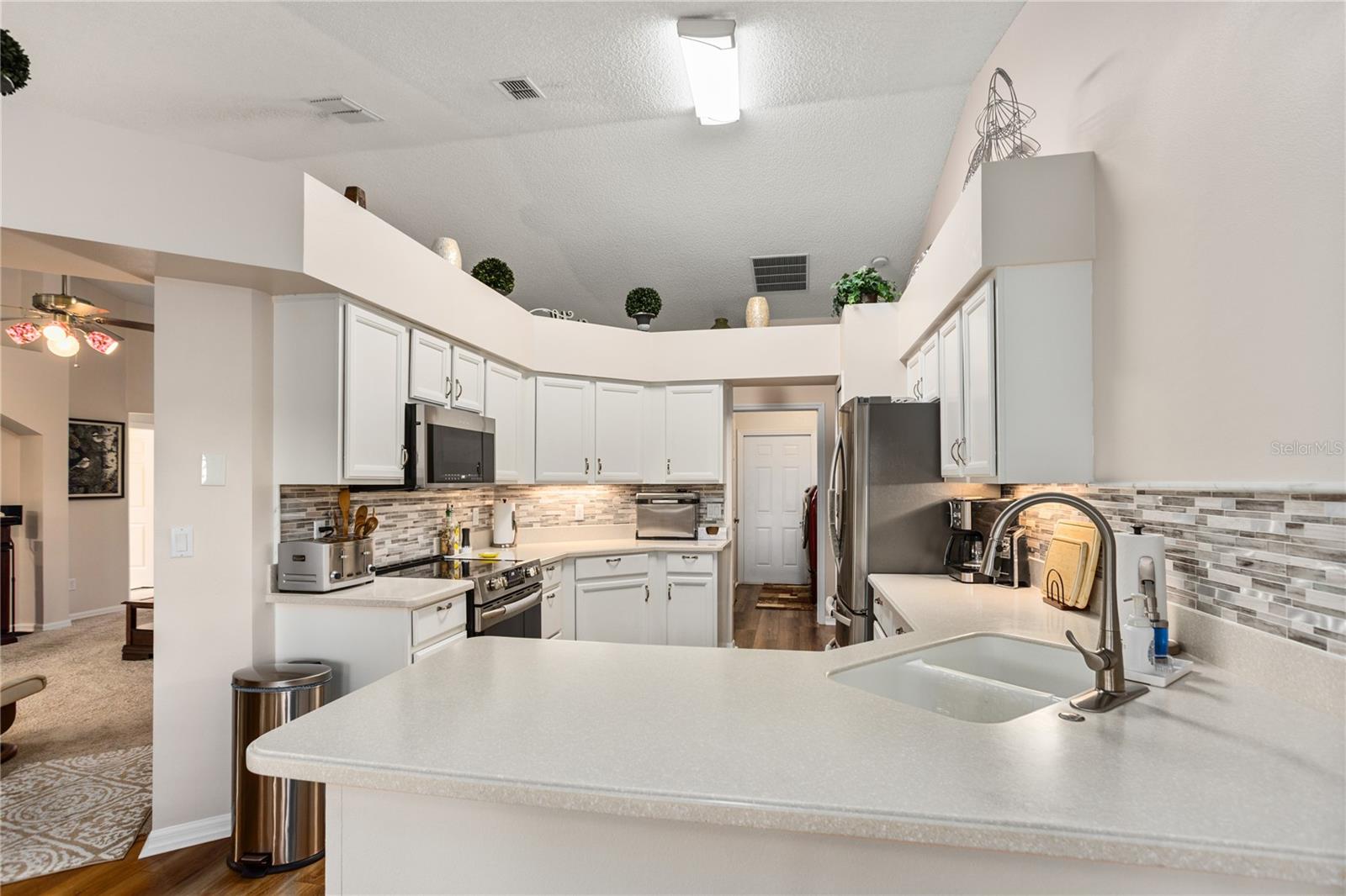 25233 LOST OAK CIR, LEESBURG, FL — photo 12