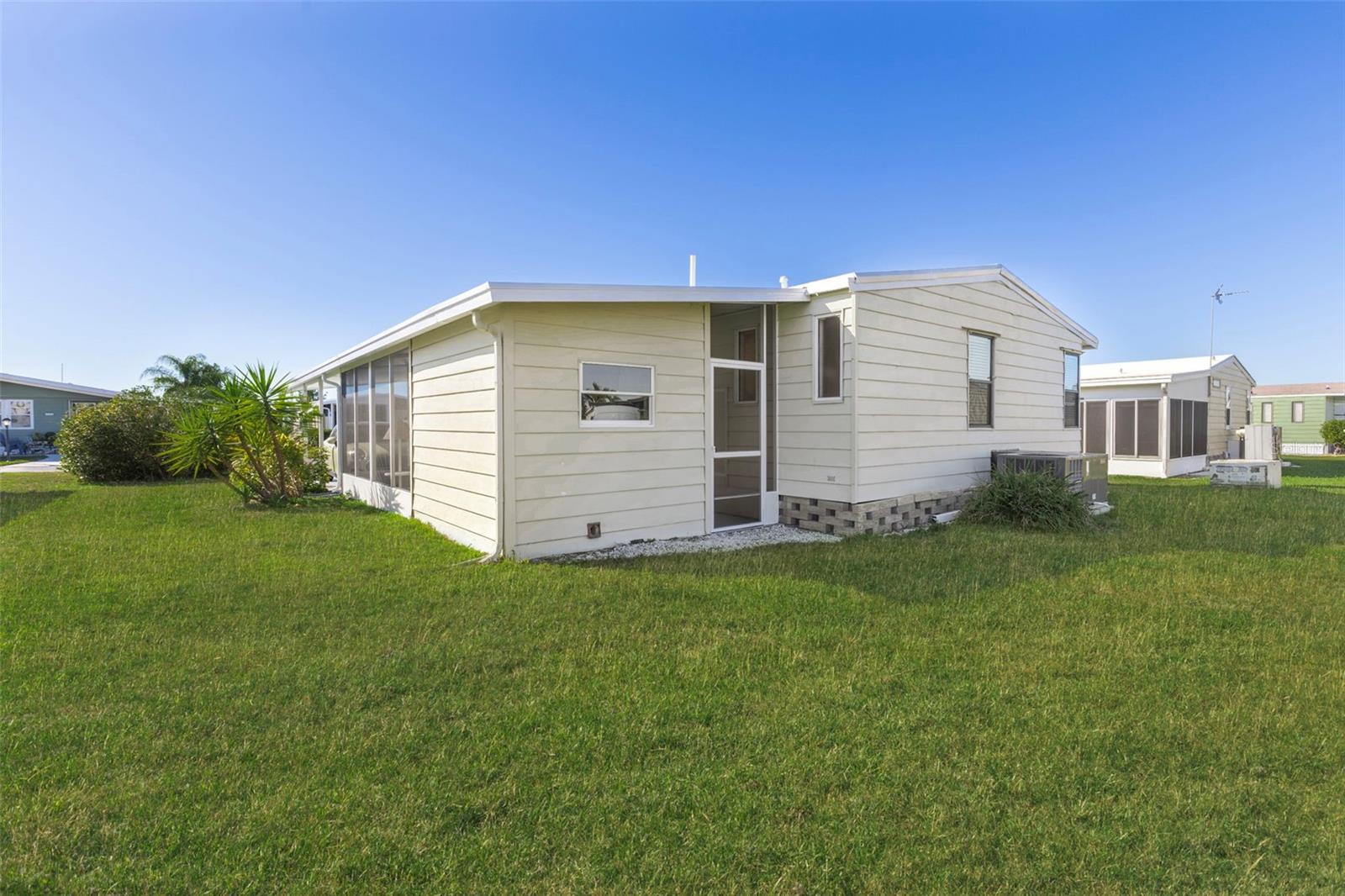 537 LA PLAYA CIR, NORTH PORT, FL — photo 32