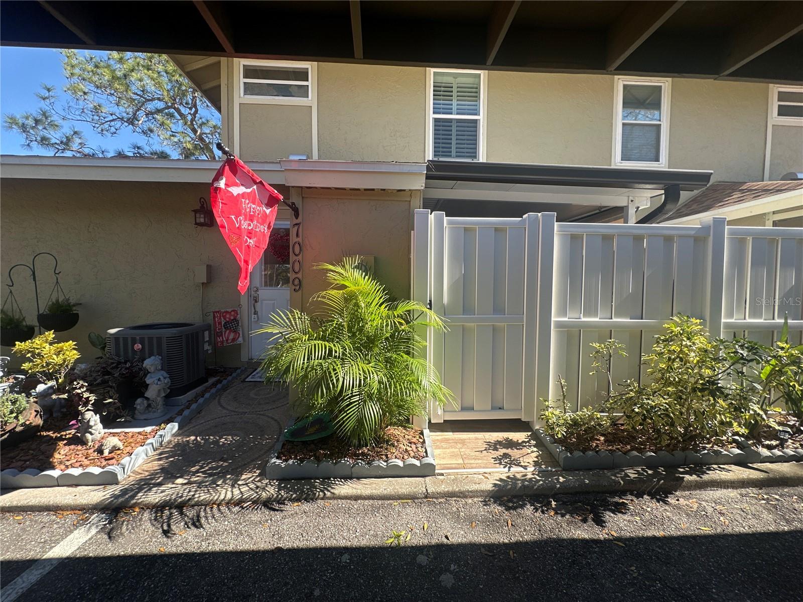 7009 SALINAS CT, TAMPA, FL