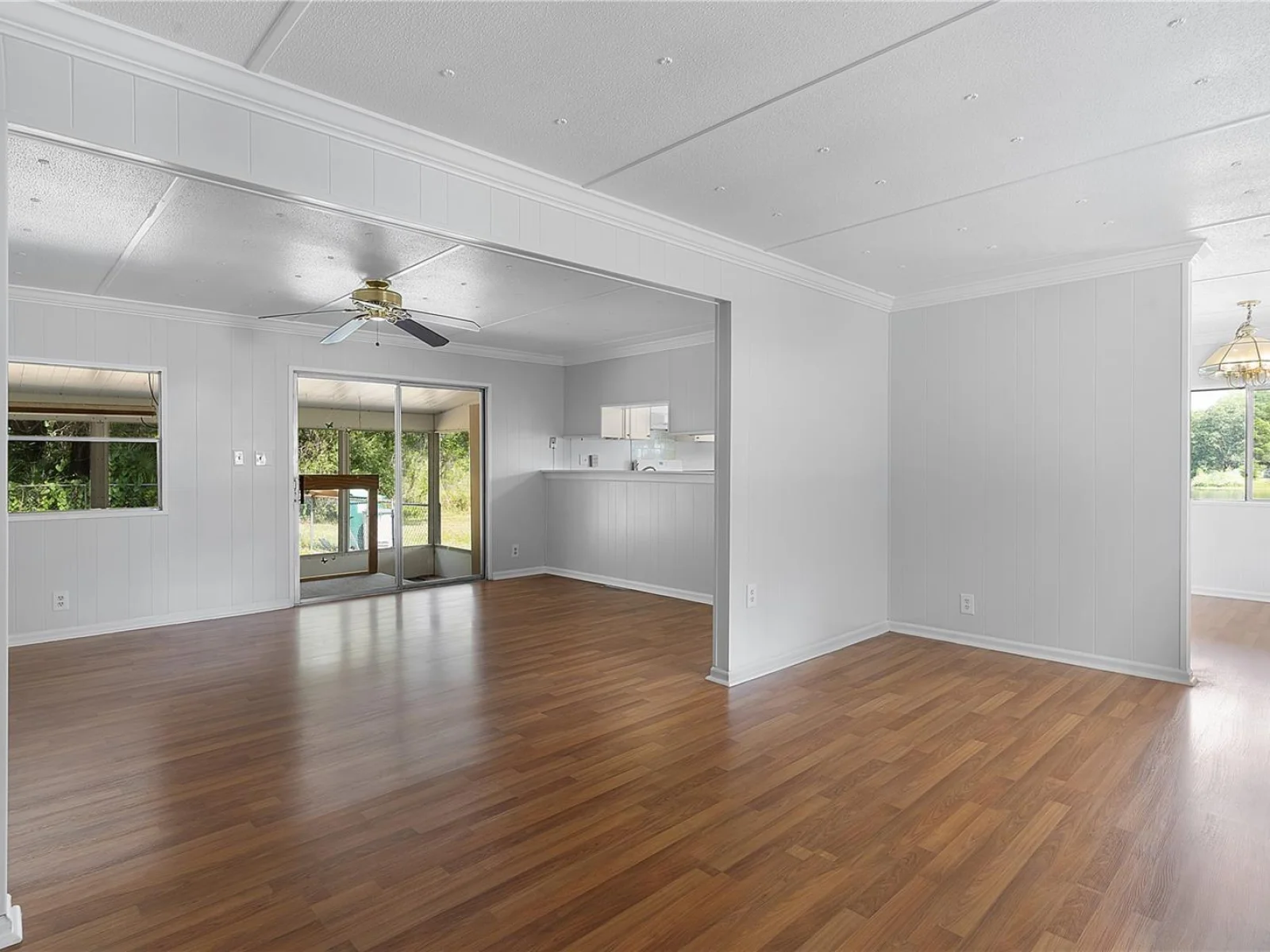 302 IVANHOE CIR, LADY LAKE, FL — photo 9