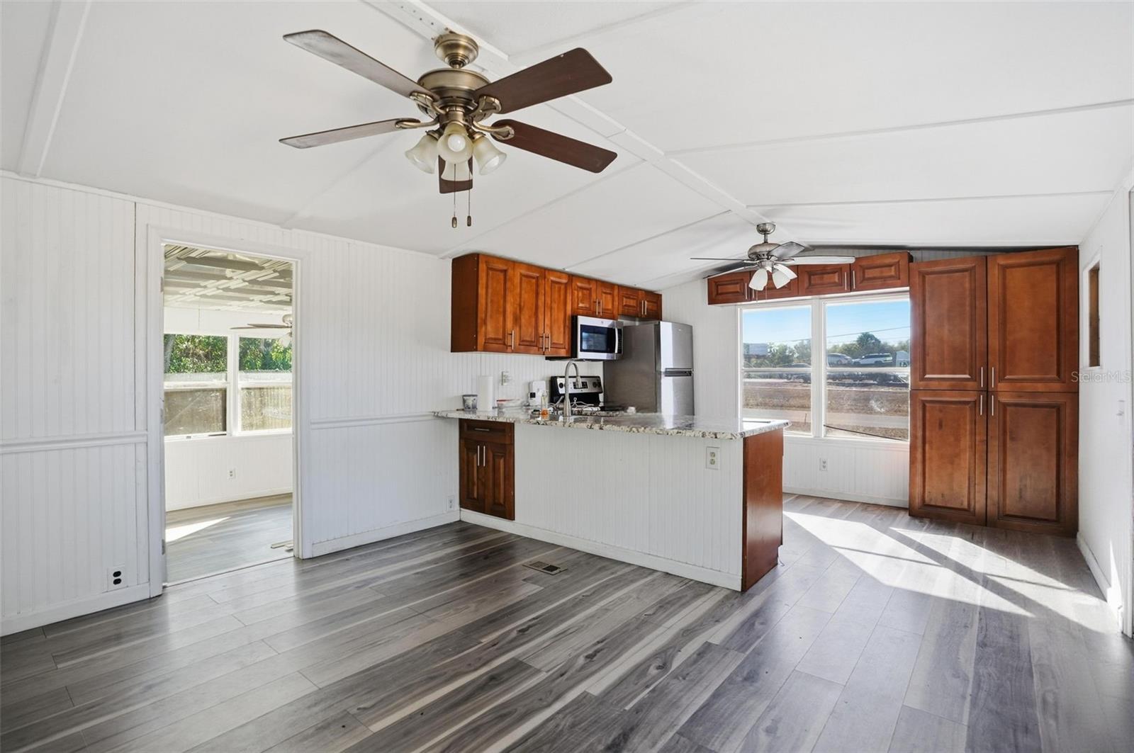 9727 LAKE DR, WEEKI WACHEE, FL — photo 3
