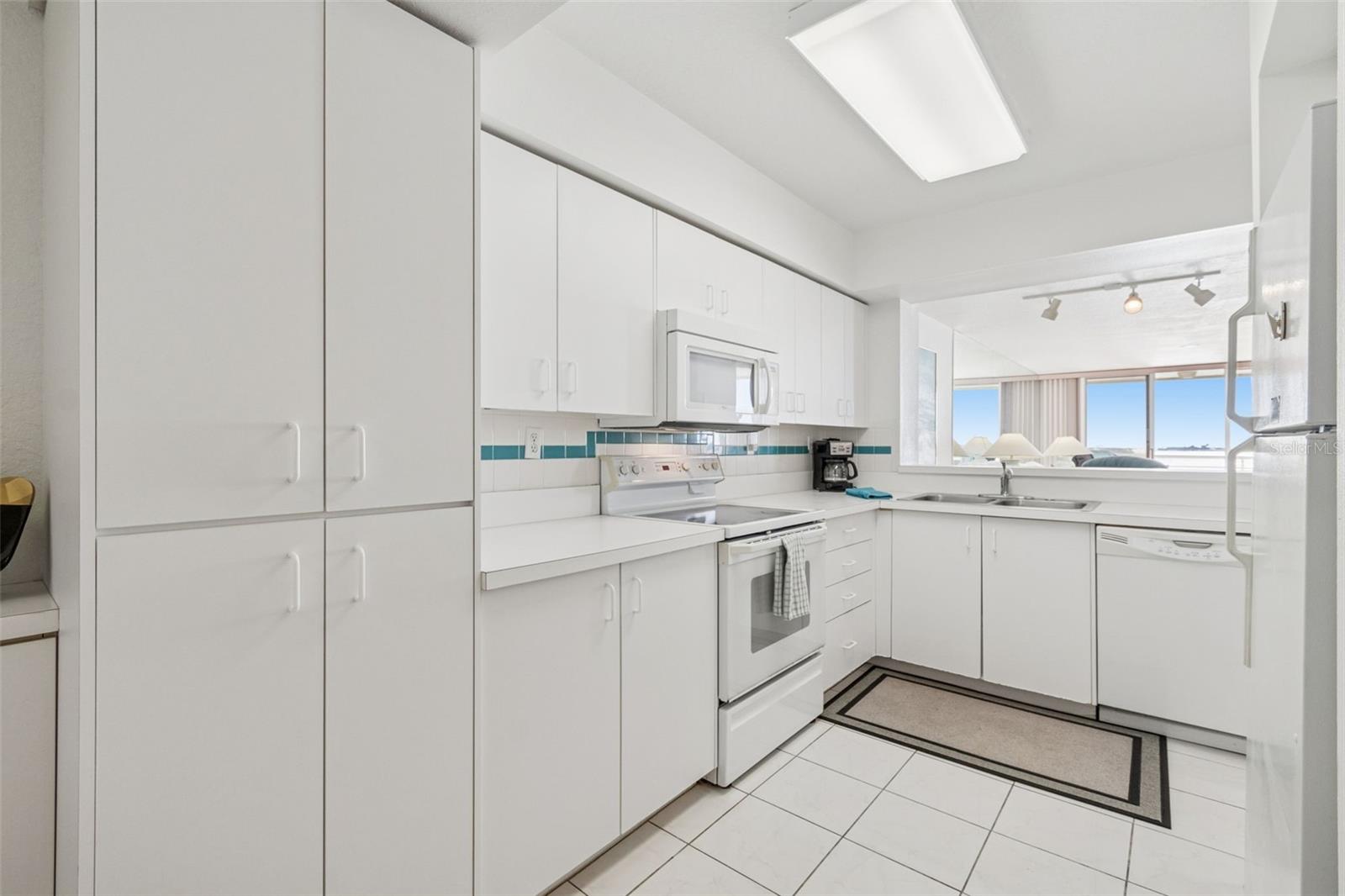 6105 BAHIA DEL MAR CIR #686, ST PETERSBURG, FL — photo 14