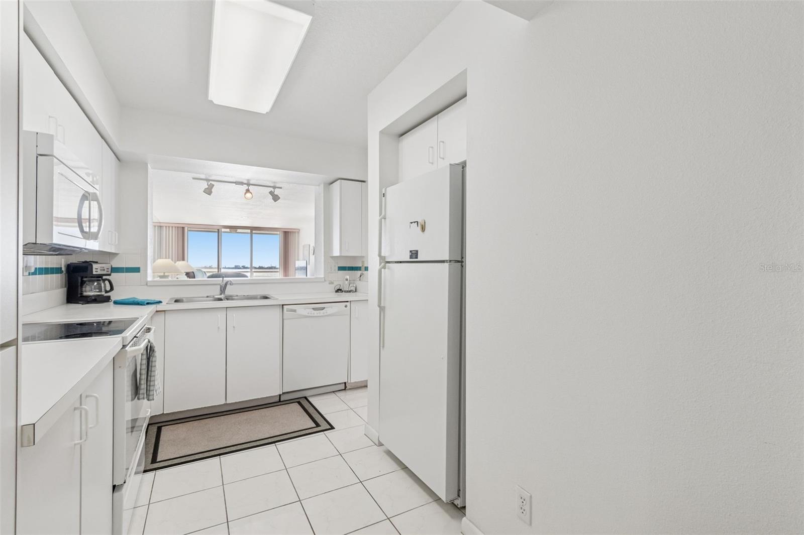6105 BAHIA DEL MAR CIR #686, ST PETERSBURG, FL — photo 15