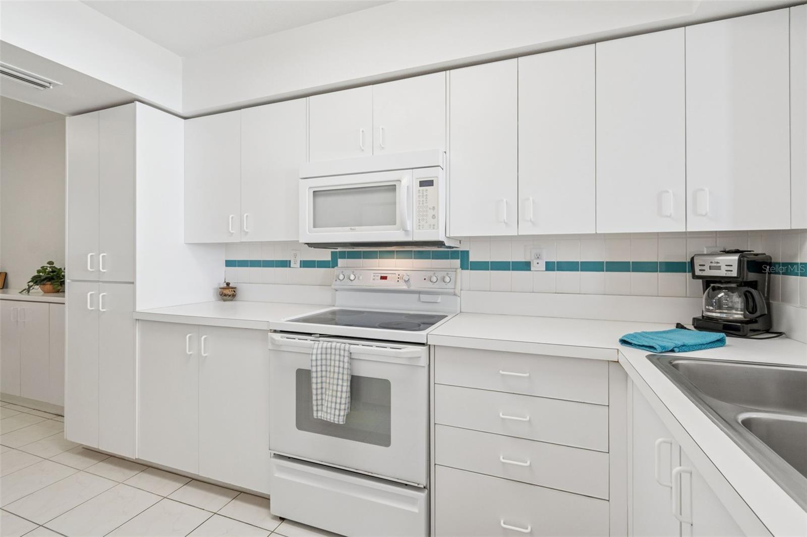 6105 BAHIA DEL MAR CIR #686, ST PETERSBURG, FL — photo 16