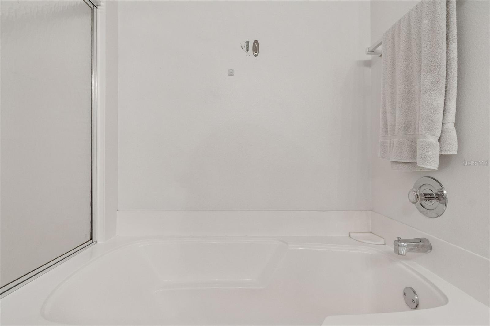 6105 BAHIA DEL MAR CIR #686, ST PETERSBURG, FL — photo 25