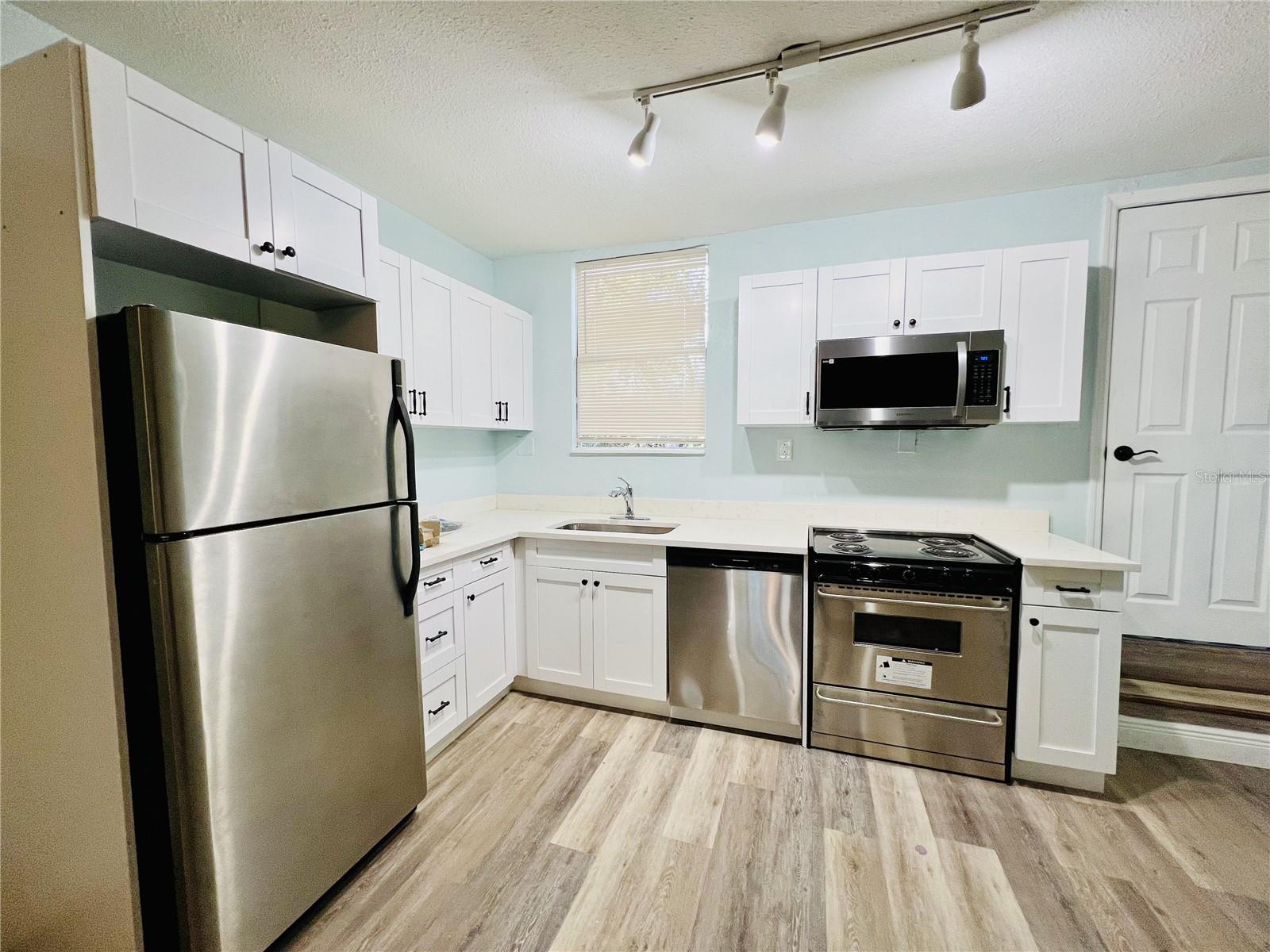 1630 HARBOR DR, CLEARWATER, FL — photo 2