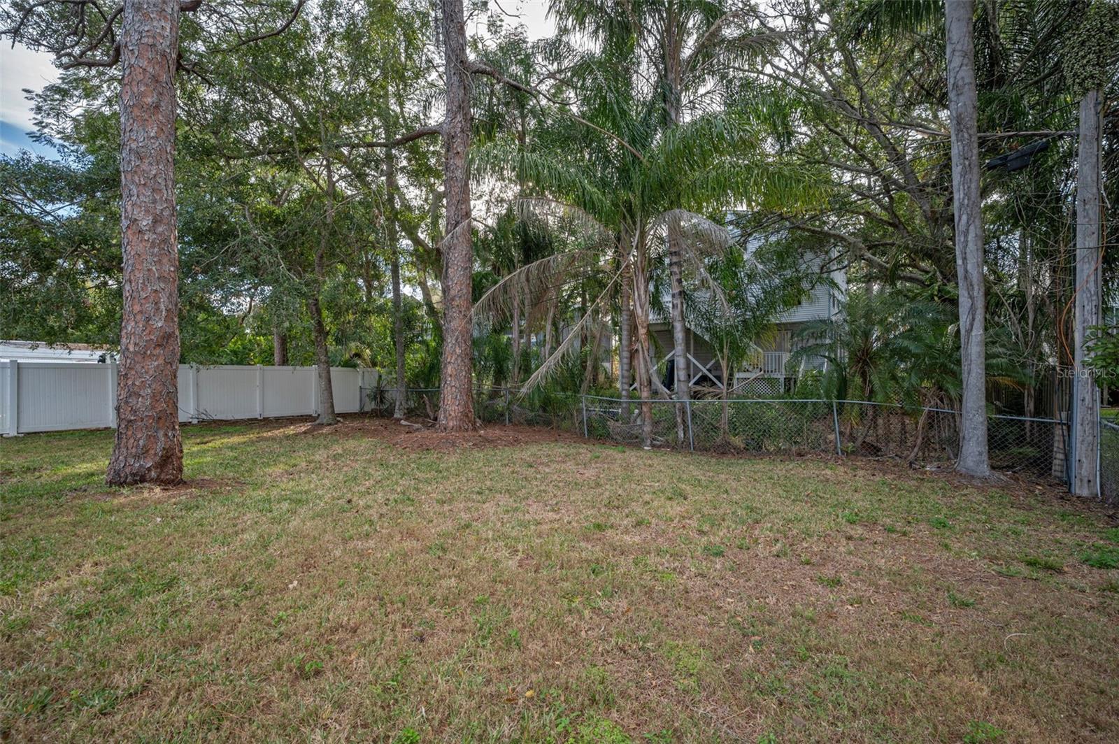 817 RIVERSIDE DR, TARPON SPRINGS, FL — photo 32