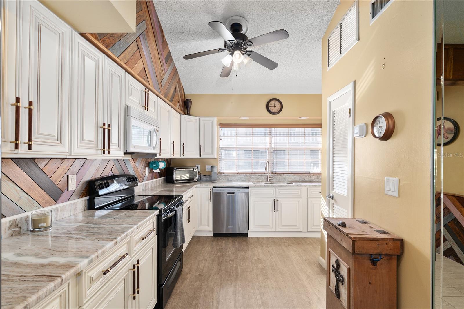 11001 SE SUNSET HARBOR RD #D18, SUMMERFIELD, FL — photo 14