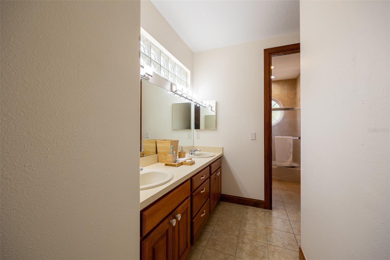 543 ISLEWORTH CLOSE, TARPON SPRINGS, FL — photo 54