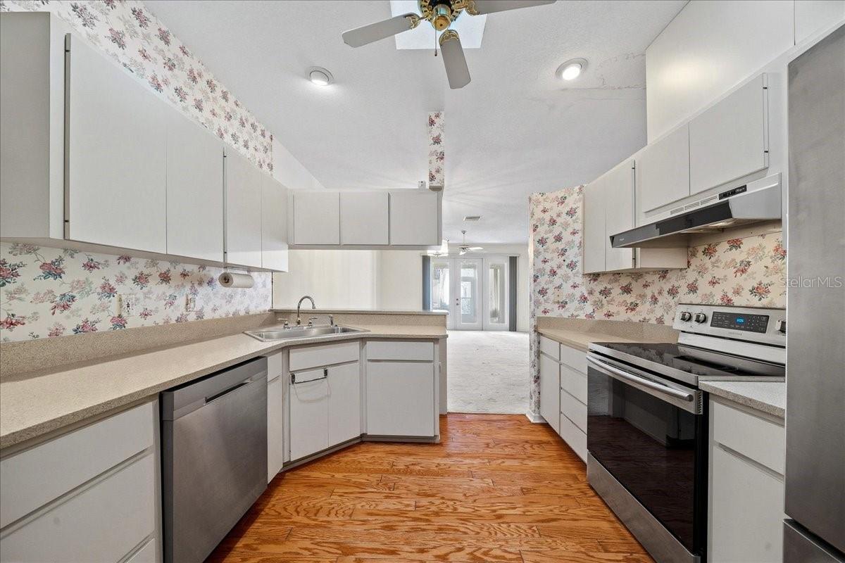 6818 E QUEENSBURY LN, INVERNESS, FL — photo 9