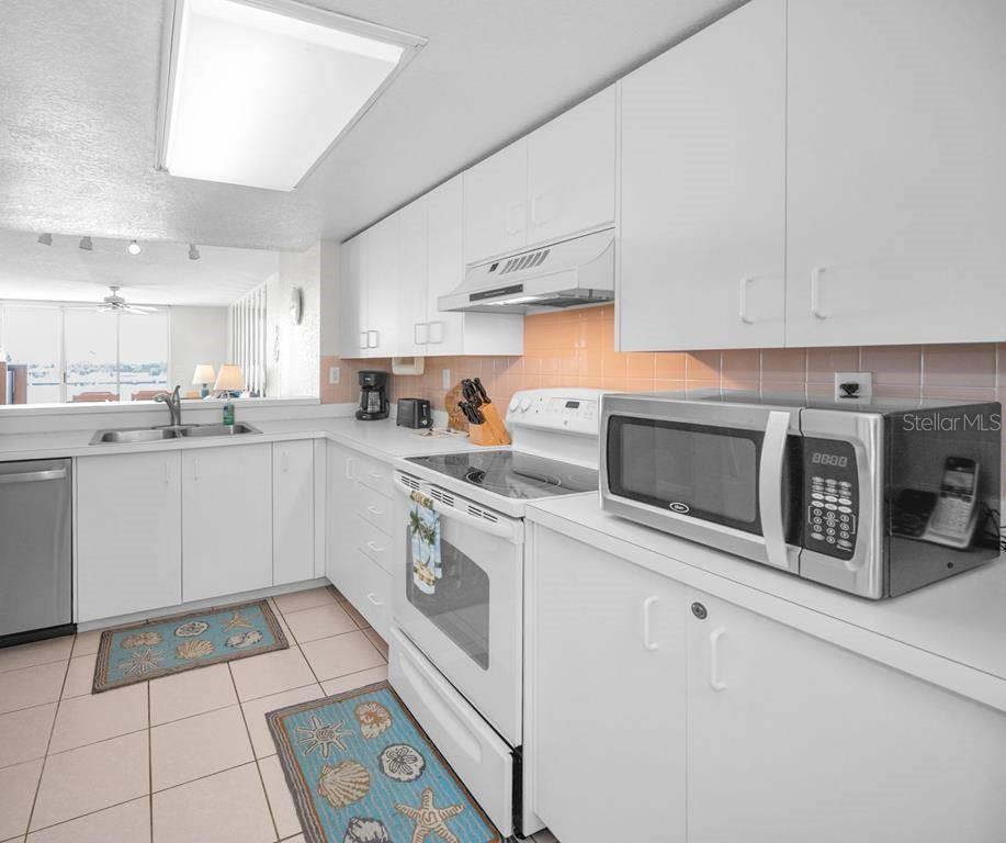 6085 BAHIA DEL MAR CIR #467, ST PETERSBURG, FL — photo 12