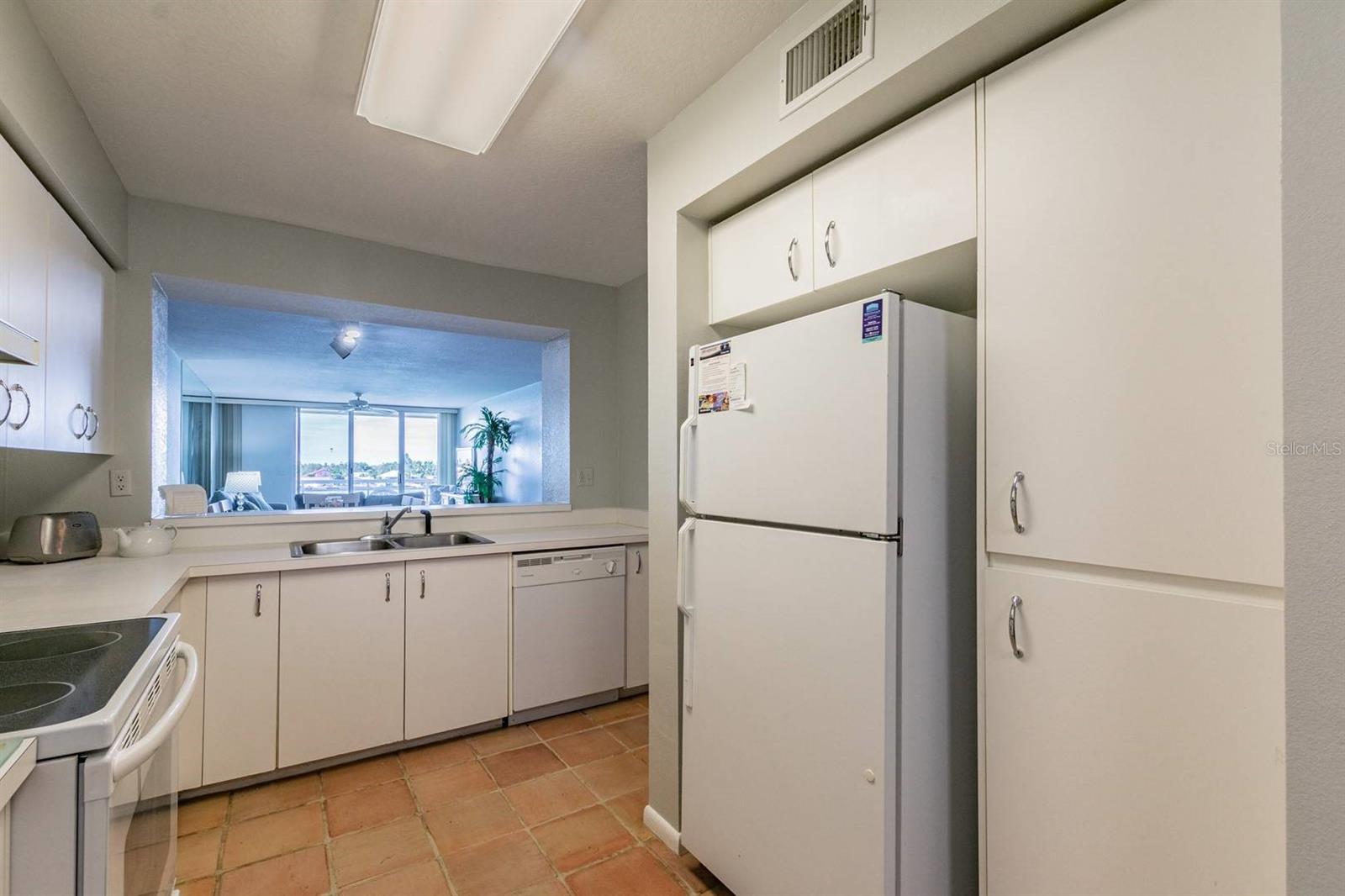 6085 BAHIA DEL MAR CIR #468, ST PETERSBURG, FL — photo 11