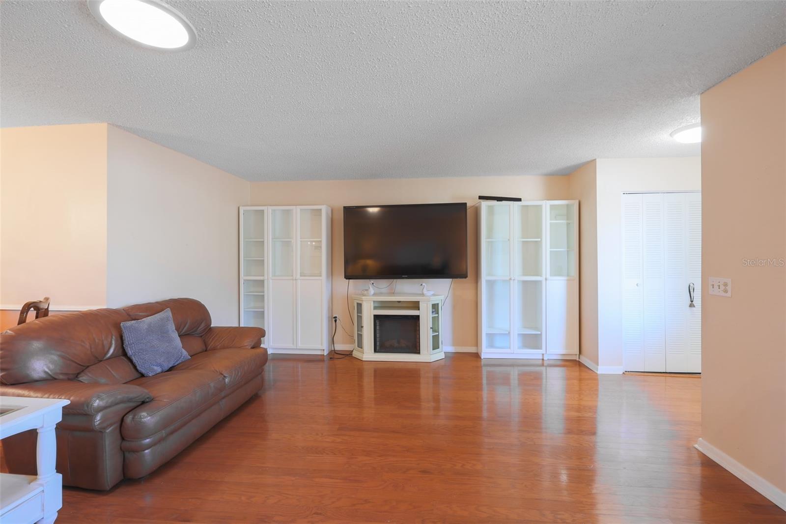 318 FAIRSIDE CT, SUN CITY CENTER, FL — photo 8