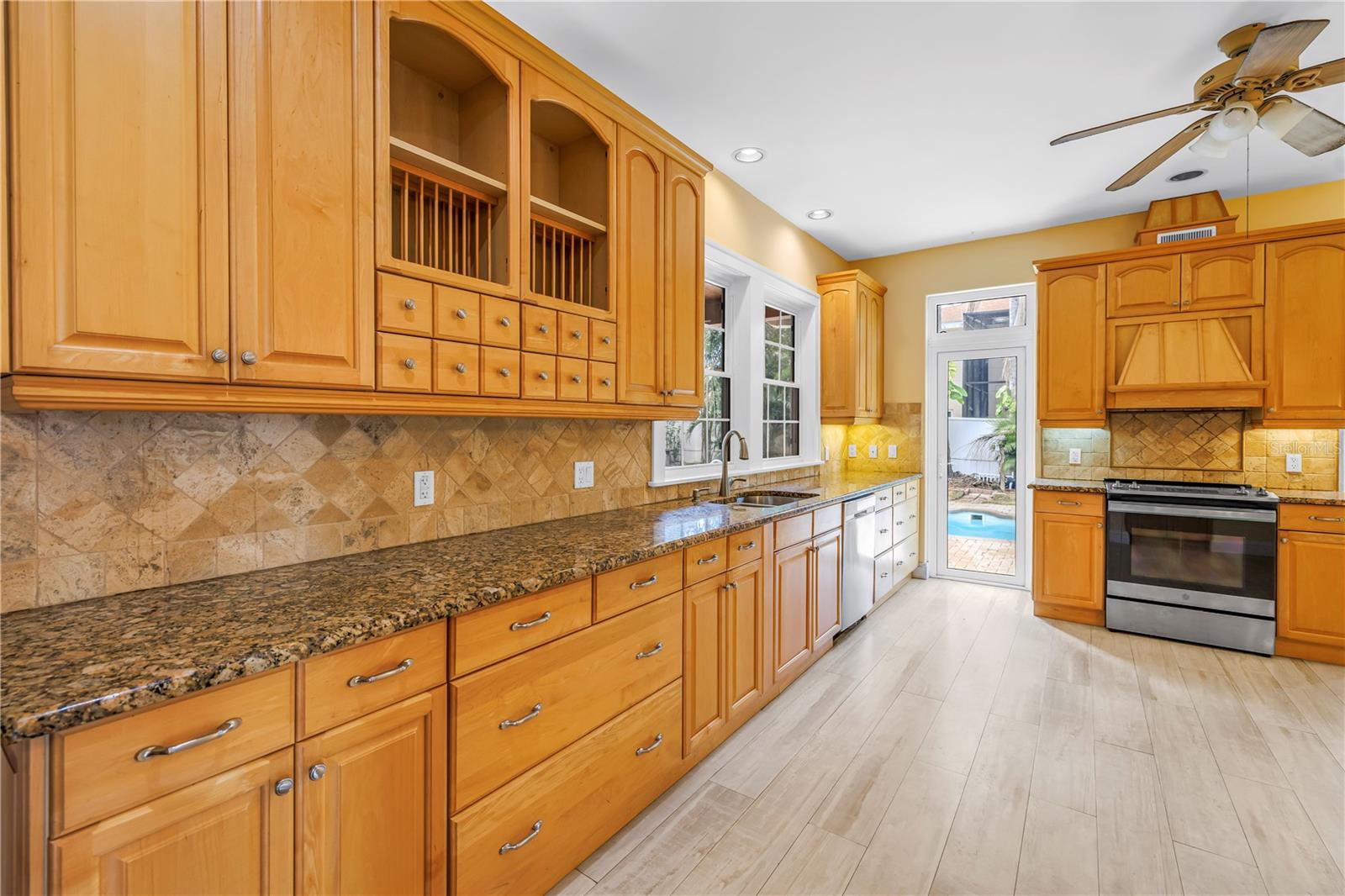 546 26TH AVE N, ST PETERSBURG, FL — photo 10