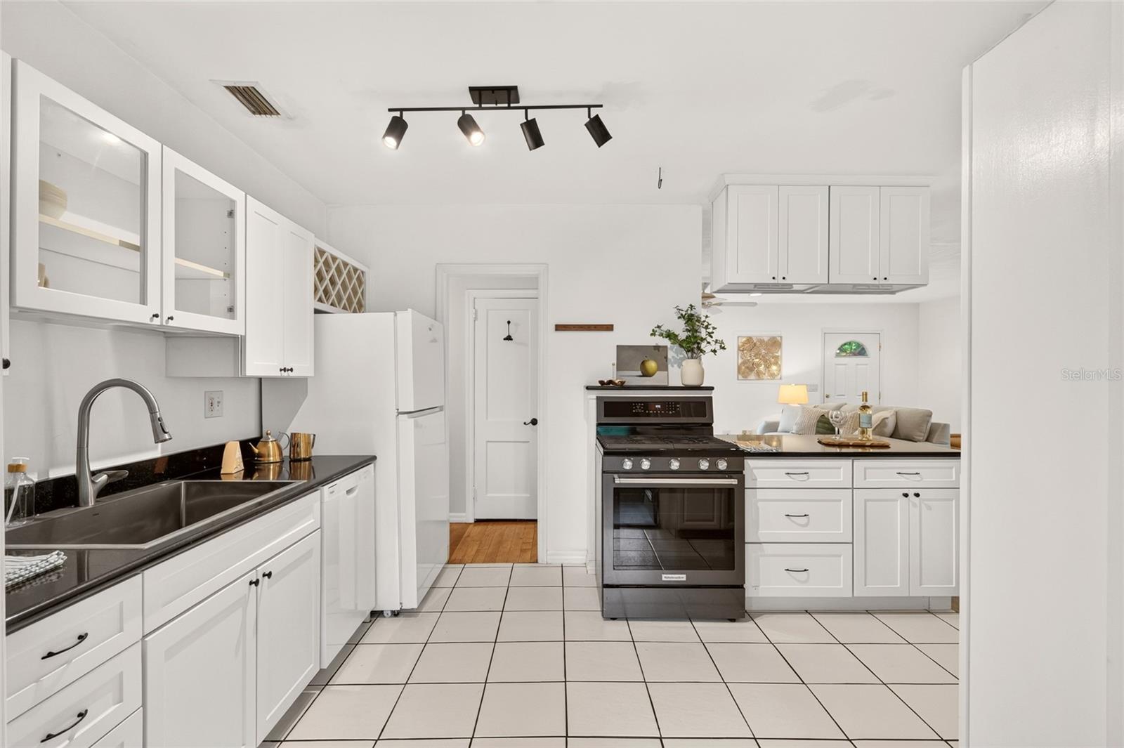 929 NE 7TH AVE, GAINESVILLE, FL — photo 15