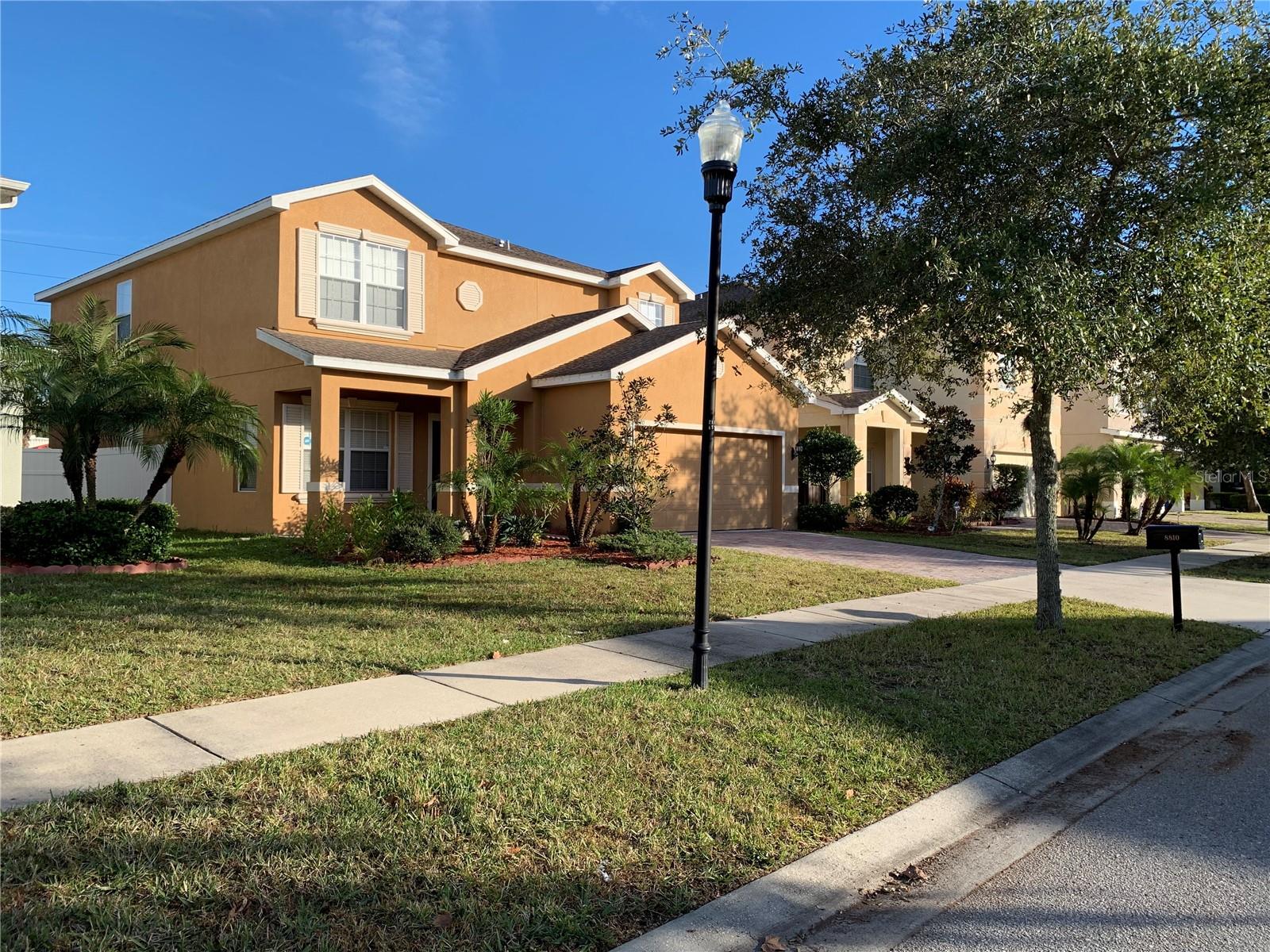 8810 CAMERON CREST DR, TAMPA, FL — photo 2