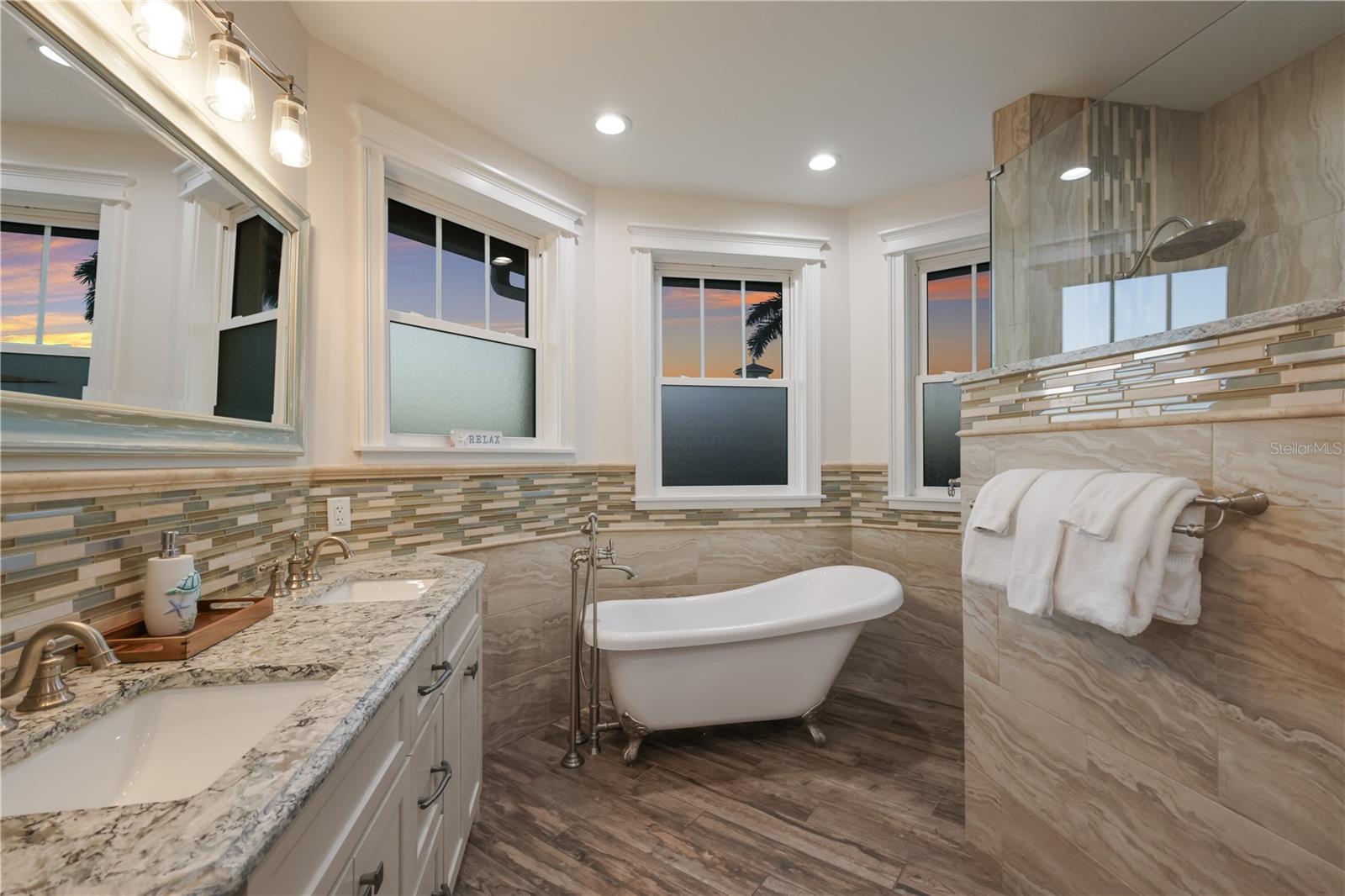 313 HAMMOCK CIR, ANNA MARIA, FL — photo 15