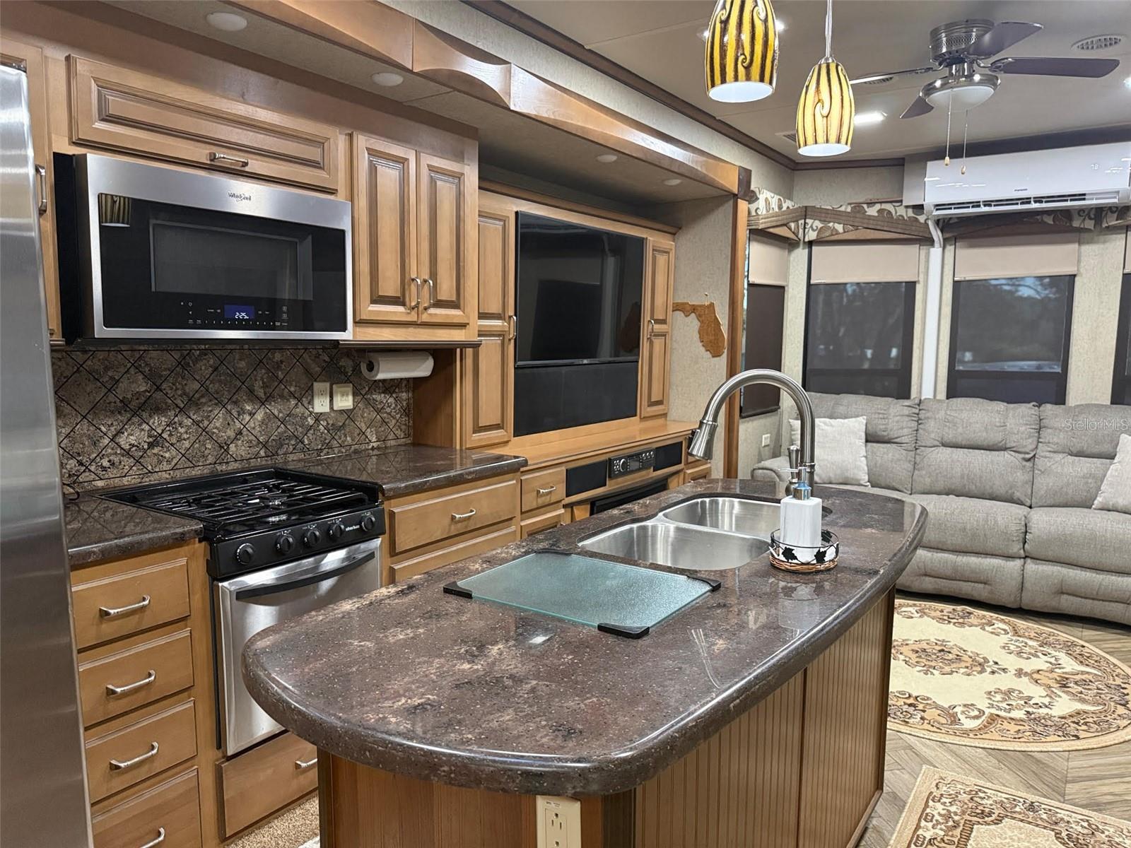 9265 GRIZZLY BEAR LN, WEEKI WACHEE, FL — photo 5