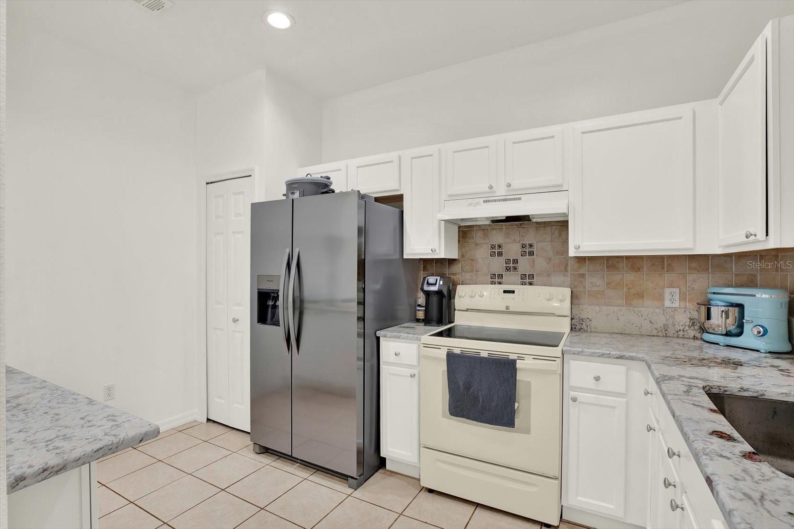 11162 KAPOK GRAND CIR, MADEIRA BEACH, FL — photo 7