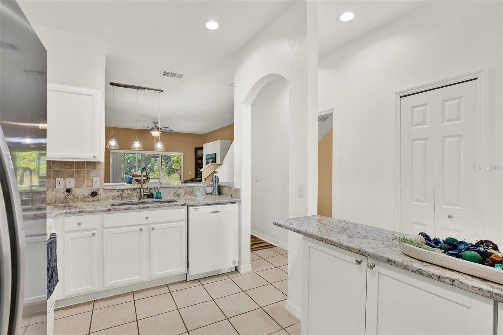 11162 KAPOK GRAND CIR, MADEIRA BEACH, FL — photo 4