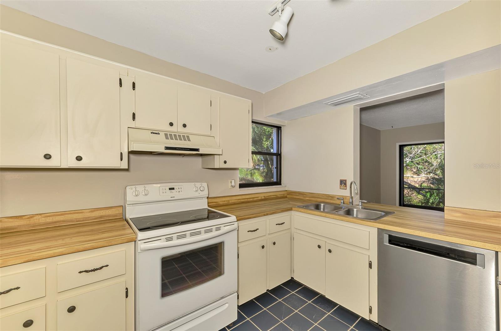 984 N BENEVA RD #T7, SARASOTA, FL — photo 17