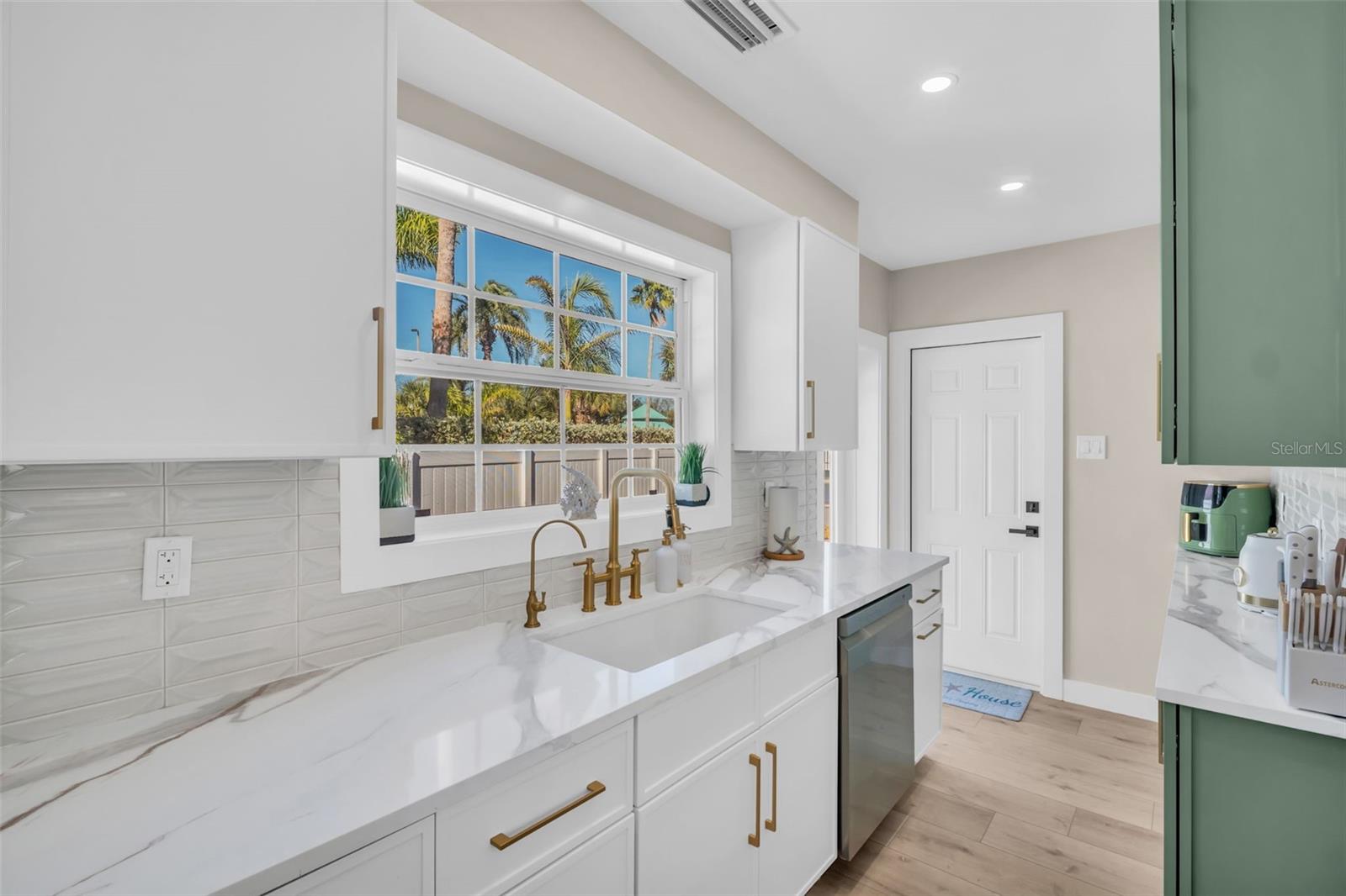 16613 GULF BLVD, NORTH REDINGTON BEACH, FL — photo 11