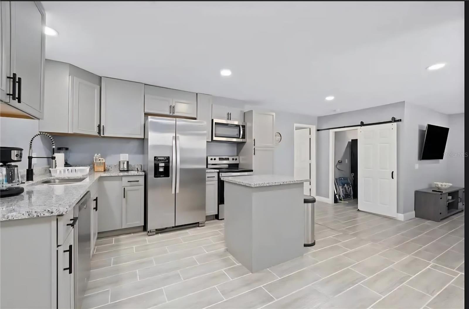 1004 N BETTY LN, CLEARWATER, FL — photo 9