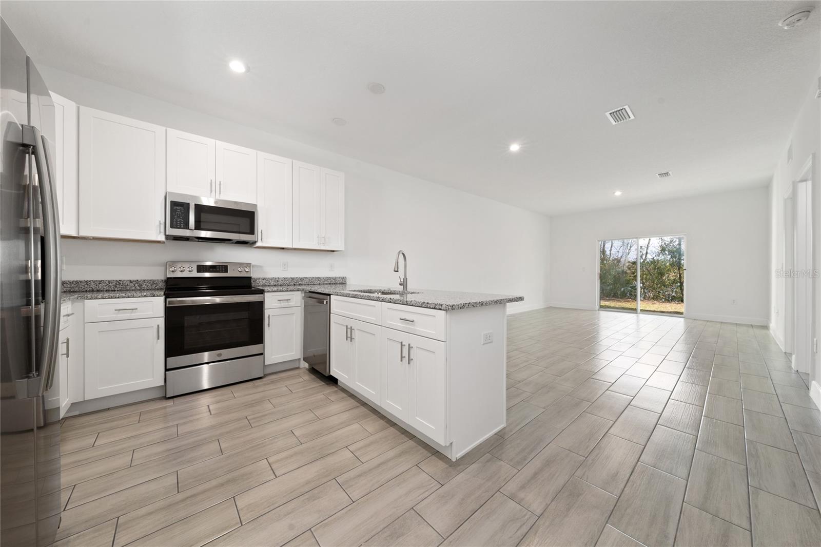 462 LAKE SHORE PKWY, DAVENPORT, FL — photo 2
