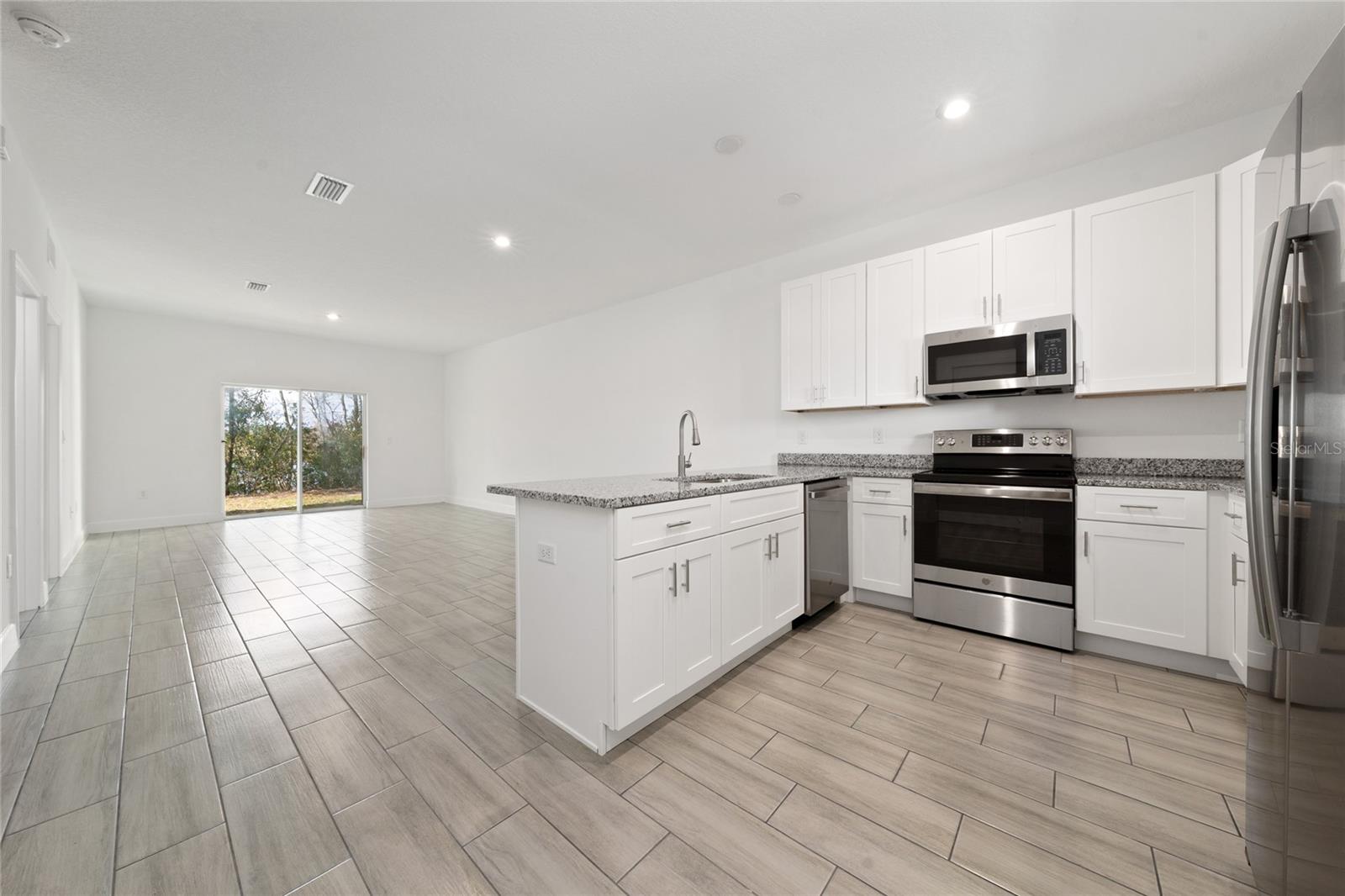 460 LAKE SHORE PKWY, DAVENPORT, FL — photo 2