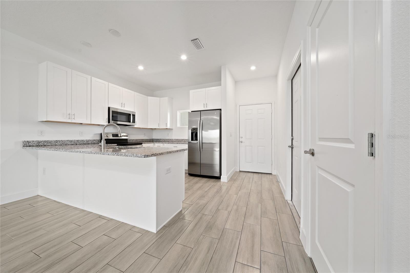 460 LAKE SHORE PKWY, DAVENPORT, FL — photo 9