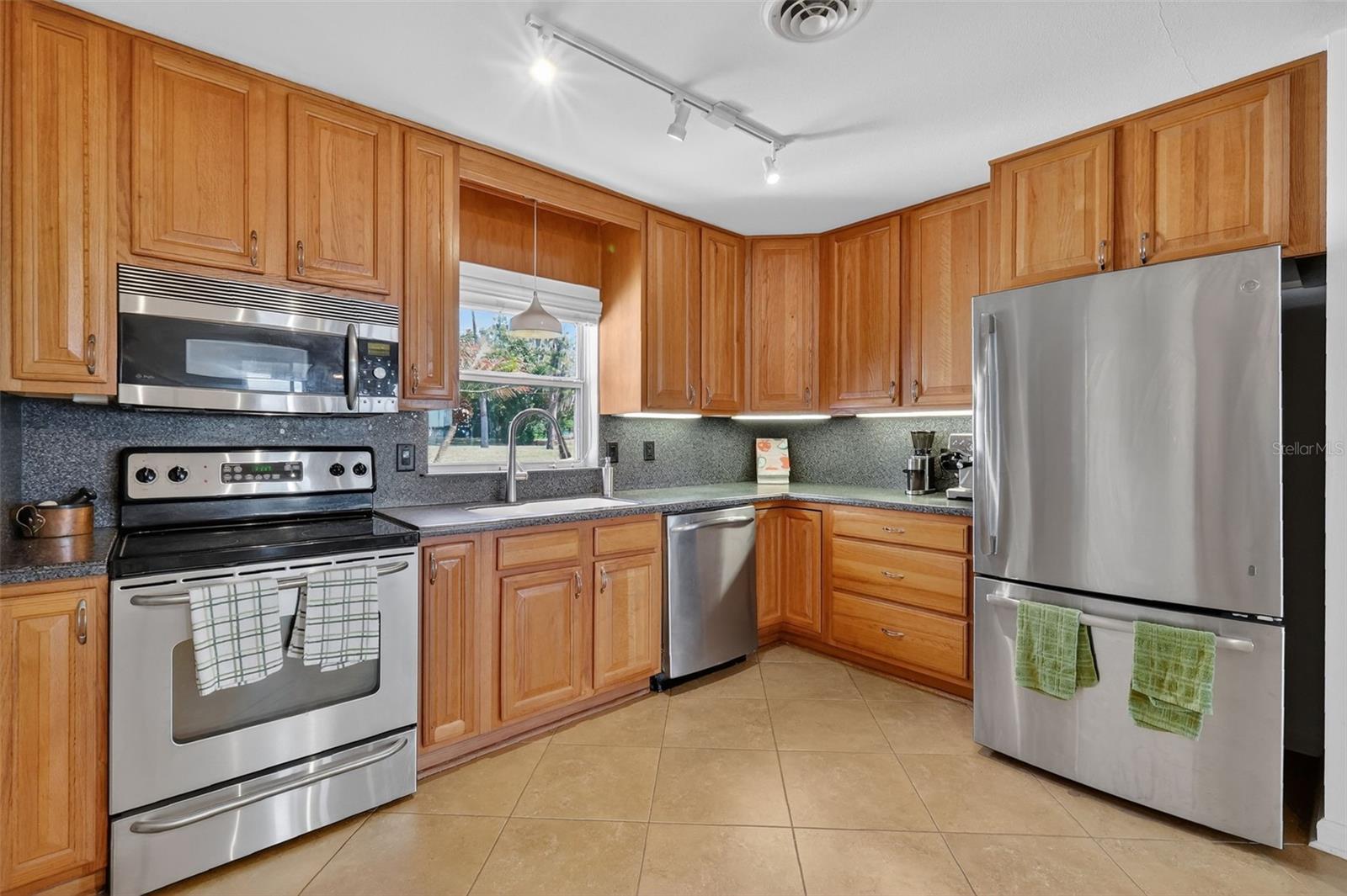 33225 LAKESHORE DR, TAVARES, FL — photo 35