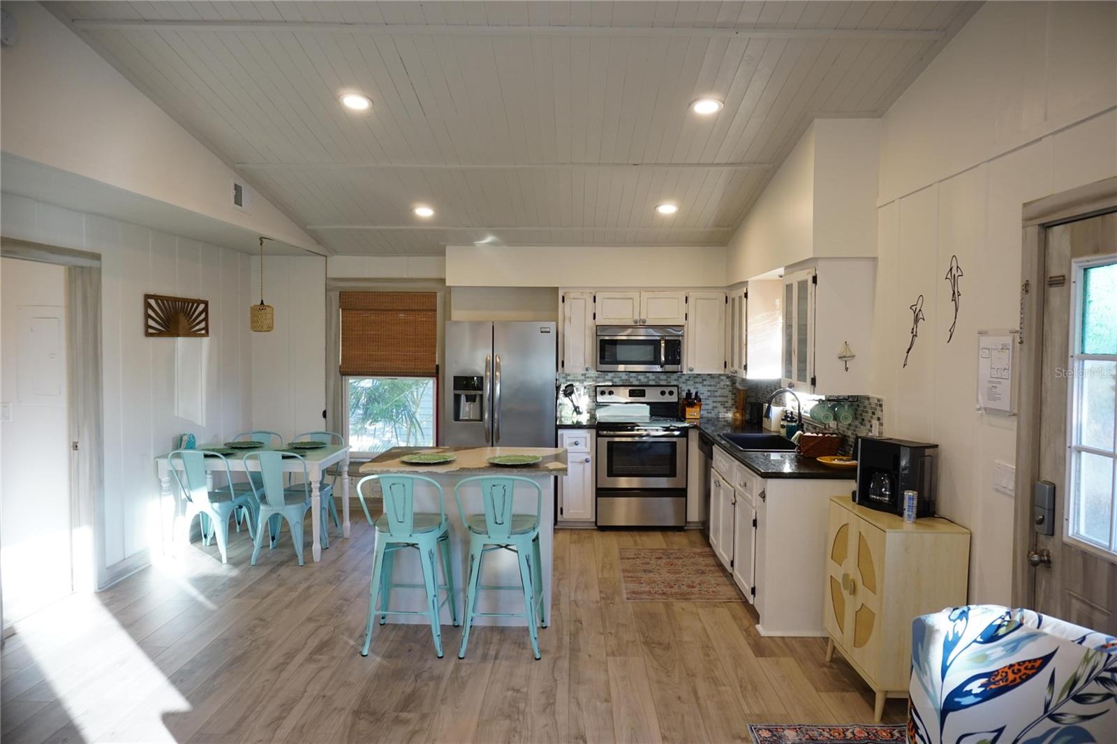 2504 AVENUE B, BRADENTON BEACH, FL — photo 3