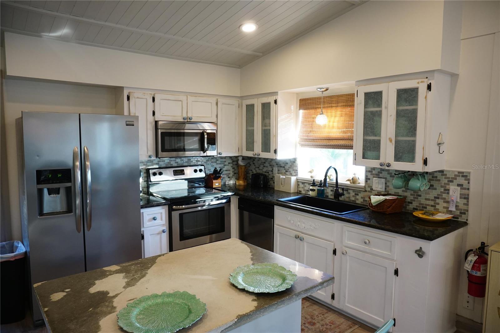 2504 AVENUE B, BRADENTON BEACH, FL — photo 7