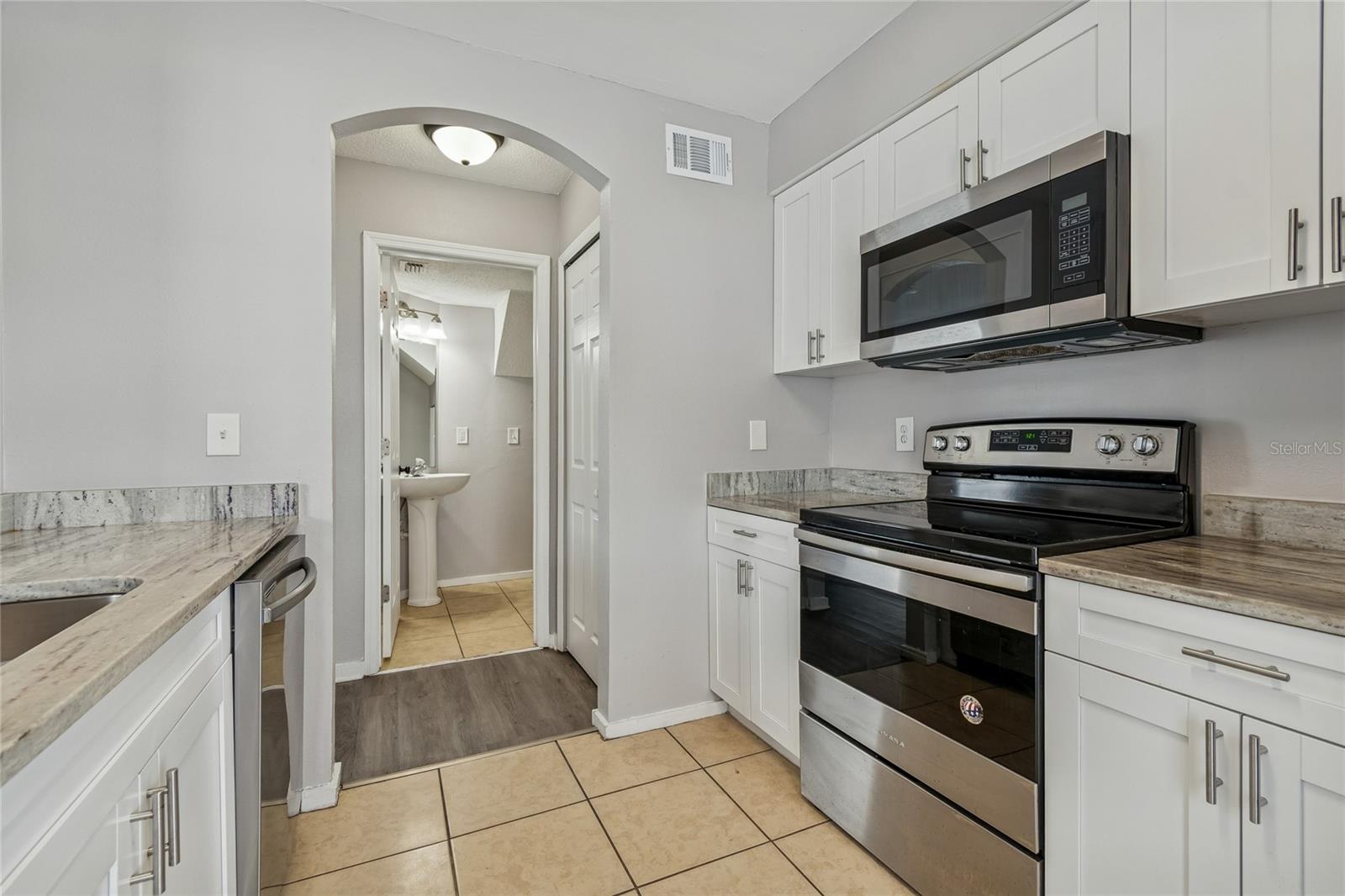 7402 E BANK DR, TAMPA, FL — photo 22