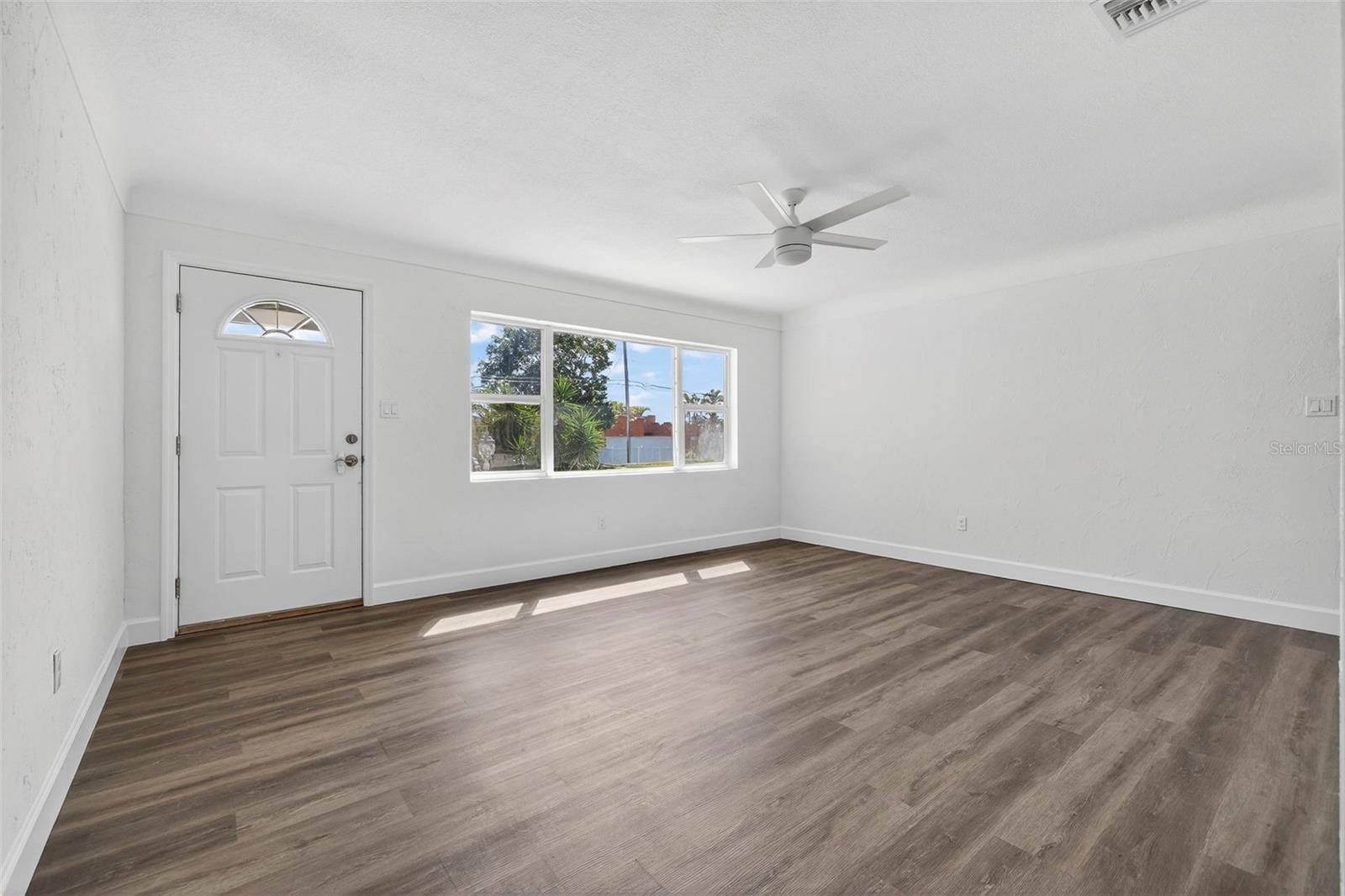 211 89TH AVE N, ST PETERSBURG, FL — photo 2