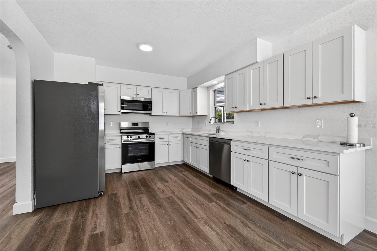 211 89TH AVE N, ST PETERSBURG, FL — photo 6