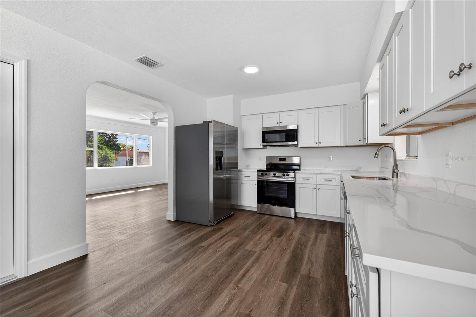 211 89TH AVE N, ST PETERSBURG, FL — photo 9